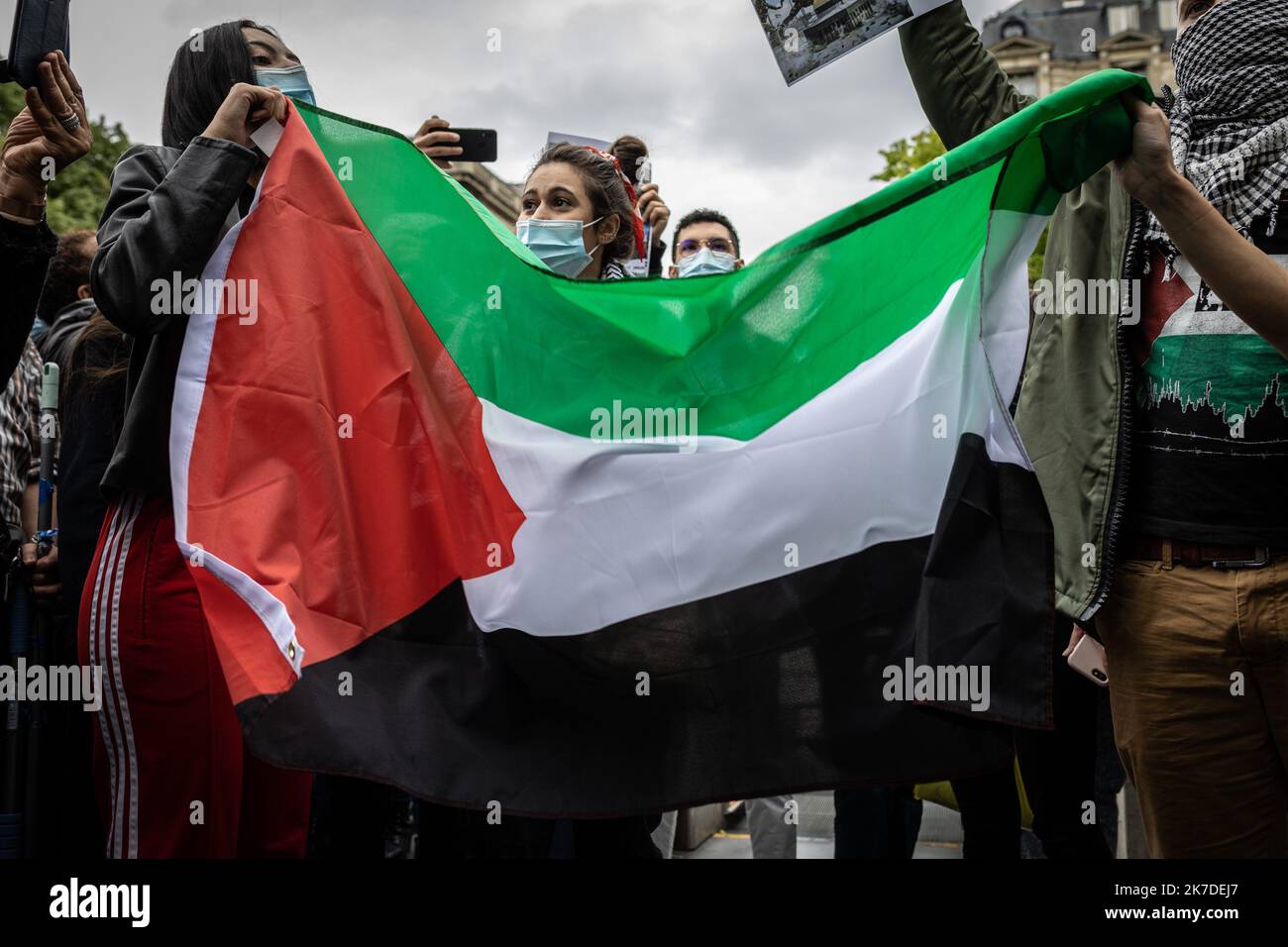 ©Sadak Souici / le Pictorium/MAXPPP - Sadak Souici / le Pictorium - 12/5/2021 - Francia / Ile-de-France / Parigi - Plusieurs organizations et collectifs de gauche, comme le PCF ou l'AFPS (l'Association France Palestine Solidarite) se sont radembles devant le metro Invalides, ce, cremerdi a 16h A proximite du ministere des Affaires etrangeres. / 12/5/2021 - Francia / Ile-de-France (regione) / Parigi - diverse organizzazioni di sinistra e collettivi, come il PCF o l'AFPS (Associazione Francia Palestina Solidarite) si sono riuniti di fronte alla stazione della metropolitana Invalides questo Mercoledì alle 4pm, vicino alla M. Foto Stock