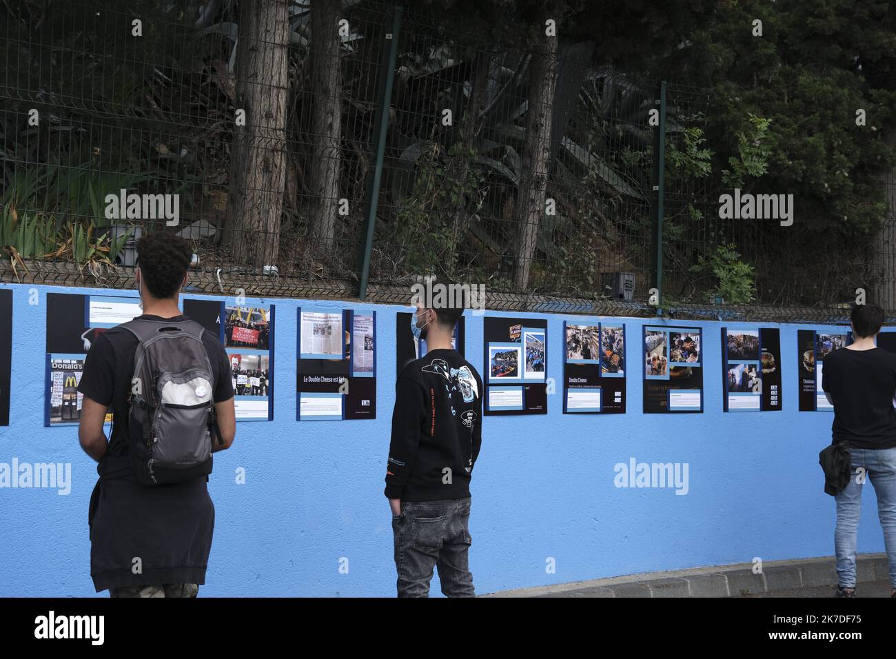 ©Naemie Bourtin / le Pictorium/MAXPPP - Naemie Bourtin / le Pictorium - 15/5/2021 - France / Bouches-du-Rhone / Marseille - l'apres M est un MacDonald trasforme en lieu de distribution de nourriture. CE lieu est l'embleme d'une lutte syndicale dans le secteur de la restauration rapide pour lutter contre la precarite social. Manifestazione de soutien pour lancer une sci: La Part du peuple / 15/5/2021 - Francia / Bouches-du-Rhone / Marsiglia - il dopo M è un MacDonald's trasformato in un luogo di distribuzione alimentare. Questo luogo è l'emblema di una lotta sindacale nel settore dei fast food per combattere A. Foto Stock