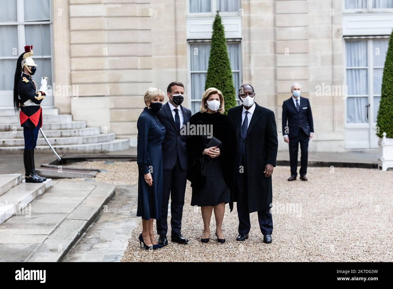 ©Sadak Souici / le Pictorium/MAXPPP - Sadak Souici / le Pictorium - 17/5/2021 - Francia / Ile-de-France / Parigi 8 - le president francais Emmanuel Macron (2eme a gauche) et son epouse Brigitte Macron (a gauche), accueillent le president ivoirien Alassane Ouattara (una droite) Et son epouse Dominique Folloroux-Ouattara a leur arrivee pour un diner au palais Presidentiel de l'Elysee a Parigi / 17/5/2021 - Francia / Ile-de-France (regione) / Parigi 8th (8th° arrondissement di Parigi) - il presidente francese Emmanuel Macron (2nd a sinistra) e sua moglie Brigitte Macron (a sinistra), danno il benvenuto al presidente ivoriano Alassane Ouatt Foto Stock