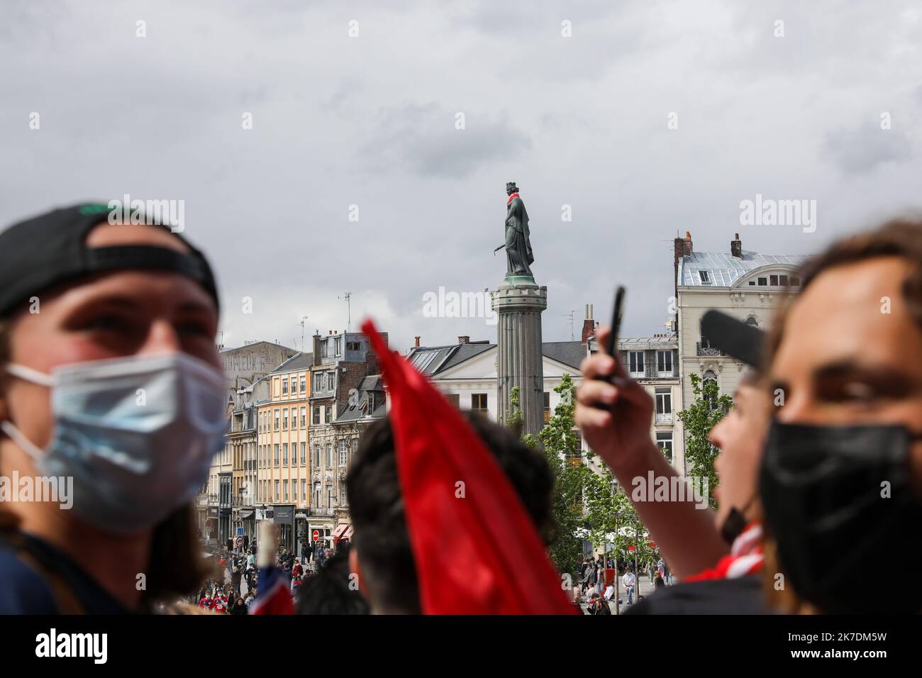 ©PHOTOPQR/VOIX DU NORD/Thierry THOREL ; 24/05/2021 ; Parade des joueurs du LOSC - parade du bus des joeurs du LOSC Champion de ligue 1 - le 24 mai 2021 - A Lille - Photo : Thierry Thorel / la Voix du Nord - 2021/05/24. Sfilata imperiale in autobus per le strade dei giocatori di Lille, vincitori del campionato 1 Foto Stock