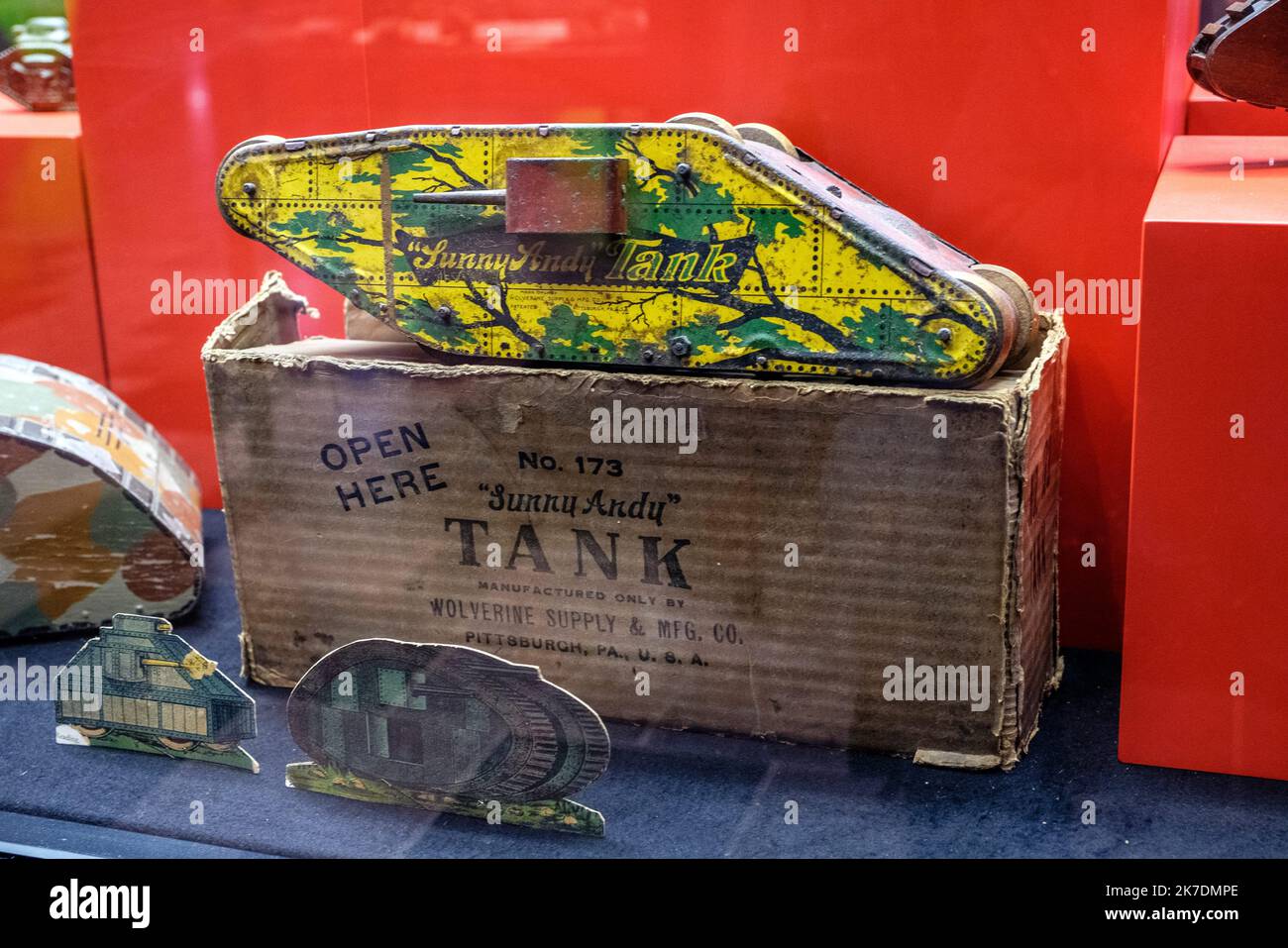 ©Arnaud BEINAT/Maxppp. Char britannique jouet avec figlio emballage exposé dans le musee de guerre de Ypres Foto Stock