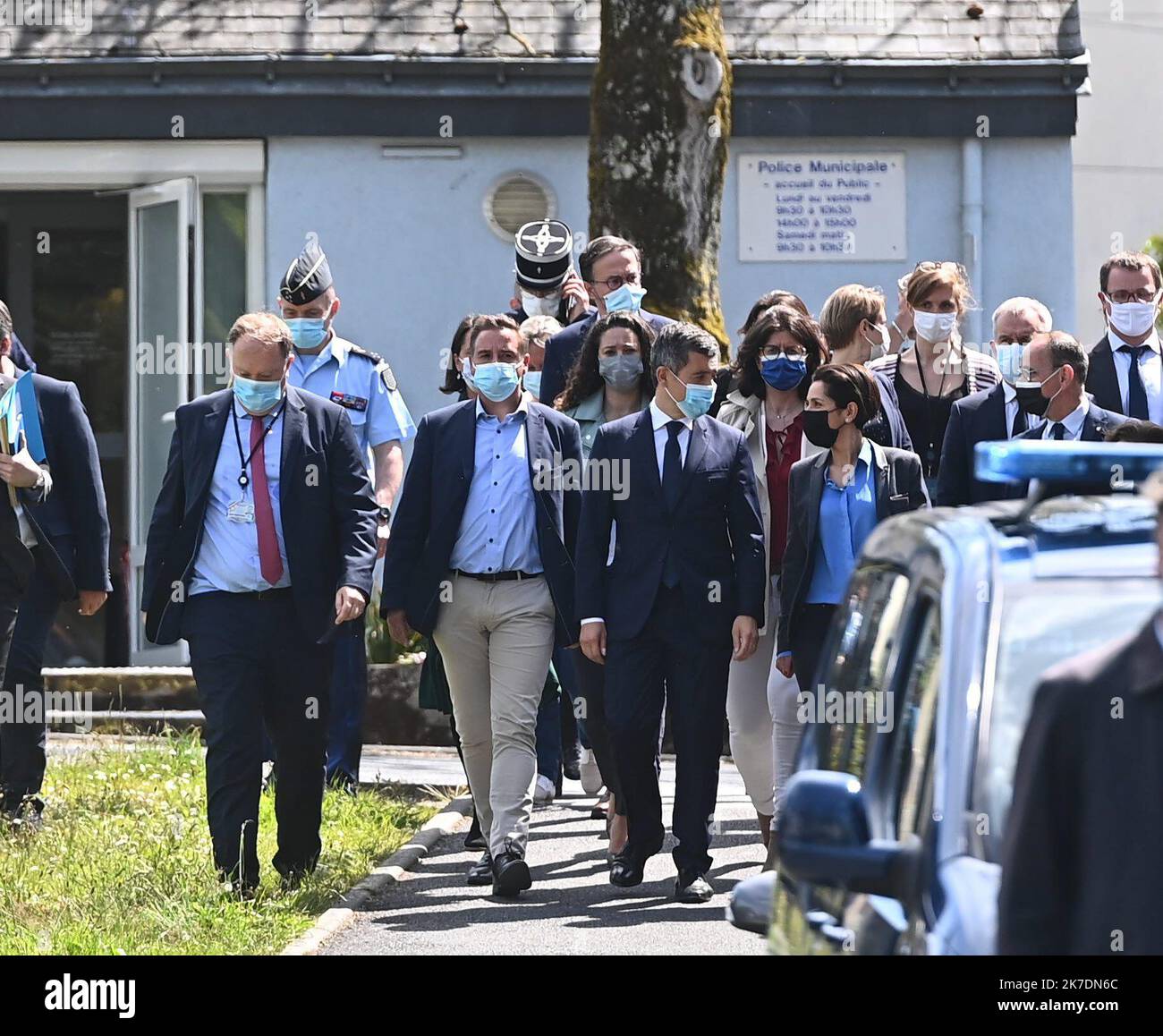 ©PHOTOPQR/OUEST FRANCE/Franck Dubray ; LA Chapelle sur Erdre ; 28/05/2021 ; Une policiere municipale de la Chapelle sur Erdre près de Nantes a été poignardé par un concluters qui a pris la fuite ?L' assaillant est mort et deux gendarmes ont été blessés?le ministre de l'intérieur Gérald Darmanin est venu sur place ici avec Fabrice Roussel le maire de la Comune, Johanna Rolland , Francois de Rugy et Sarah el Hairy? (Foto Franck Dubray) - Nantes, Francia, maggio 28th 2021 Un poliziotto comunale da la Chapelle sur Erdre vicino Nantes è stato pugnalato da un individuo che è fuggito. Ministro francese dell'interio Gera Foto Stock