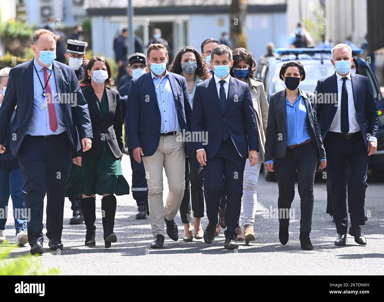 ©PHOTOPQR/OUEST FRANCE/Franck Dubray ; LA Chapelle sur Erdre ; 28/05/2021 ; Une policiere municipale de la Chapelle sur Erdre près de Nantes a été poignardé par un concluters qui a pris la fuite L' assaillant est mort et deux gendarmes ont été blessés le ministre de l' intérieur Gérald Darmanin est venu sur place ici avec Fabrice Roussel le maire de la commune, Johanna Rolland , Francois de Rugy et Sarah el Hairy (Foto Franck Dubray) - Nantes, Francia, 28th 2021 maggio Un poliziotto comunale da la Chapelle sur Erdre vicino Nantes è stato pugnalato da un individuo che è fuggito. Ministro francese dell'interio Gera Foto Stock