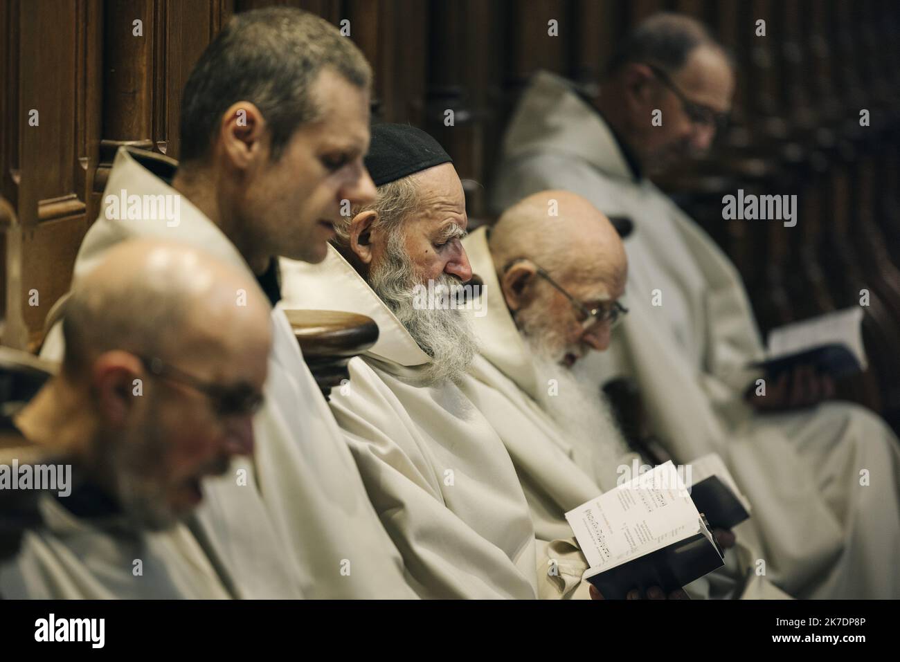 ©PHOTOPQR/LE PARISIEN/ARNAUD DUMONTIER ; Bégrolles-en-Mauges ; 23/03/2021 ; Erolles-en-Mauges (Maine-et-Loire), Mars 2021. Reportage en immersion au sein de l'Abbaye Notre-Dame de Bellefontaine avec les moines du monastère. 18h les moines celèbrent les Vêpres. © Arnaud Dumontier pour le Parisien Week-end - 2021/05/31. Rapporto in immersione nell'Abbazia di Notre-Dame de Bellefontaine con i monaci del monastero. Foto Stock