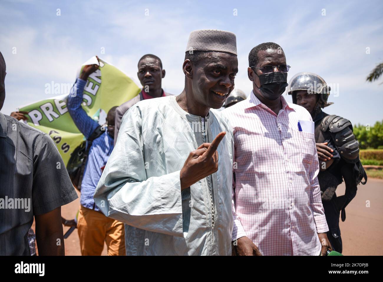 ©Nicolas Remene / le Pictorium/MAXPPP - Nicolas Remene / le Pictorium - 31/05/2021 - Mali / District de Bamako / Bamako - Issa Kaou Djim, membre du CNT, a la tete de la plateforme Appel citoyen pour la reussite de la Transition, Et qui appelle Assimi Goita a se porter candidat a la presidentielle est venu ce matin, Lundi 31 mai 2021 avec une centaine de simpaticizants accueillir a l'aeroport le nouveau president de la Transition Assimi Goita un figlio retour d'Accra ou les chefs d'etats ouest africains se sont reunis ce week-end Lors d'un met extraordinaire sur la crise malienne. / 31/05/2021 - Foto Stock