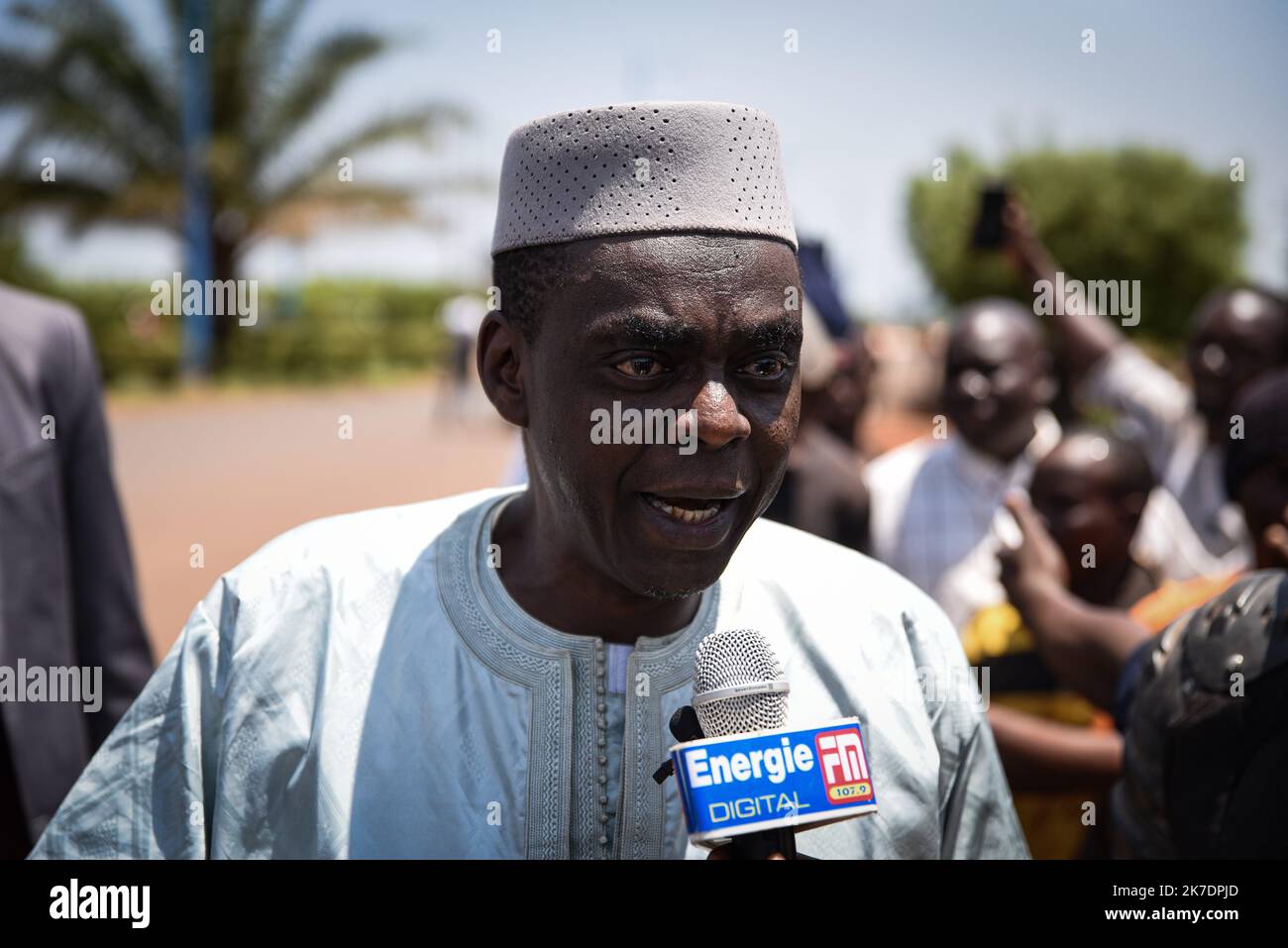 ©Nicolas Remene / le Pictorium/MAXPPP - Nicolas Remene / le Pictorium - 31/05/2021 - Mali / District de Bamako / Bamako - Issa Kaou Djim, membre du CNT, a la tete de la plateforme Appel citoyen pour la reussite de la Transition, Et qui appelle Assimi Goita a se porter candidat a la presidentielle est venu ce matin, Lundi 31 mai 2021 avec une centaine de simpaticizants accueillir a l'aeroport le nouveau president de la Transition Assimi Goita un figlio retour d'Accra ou les chefs d'etats ouest africains se sont reunis ce week-end Lors d'un met extraordinaire sur la crise malienne. / 31/05/2021 - Foto Stock