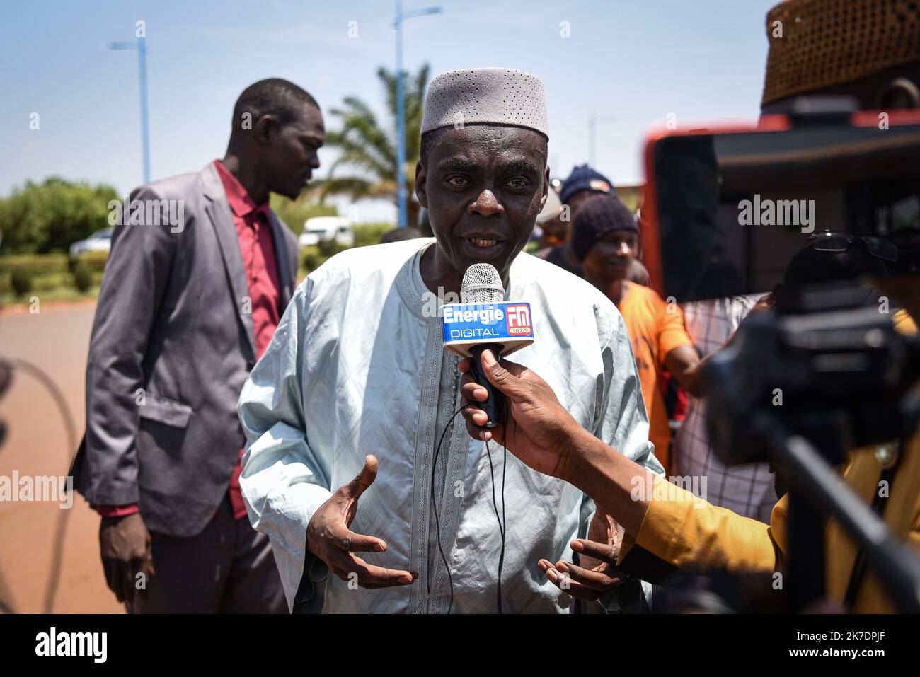 ©Nicolas Remene / le Pictorium/MAXPPP - Nicolas Remene / le Pictorium - 31/05/2021 - Mali / District de Bamako / Bamako - Issa Kaou Djim, membre du CNT, a la tete de la plateforme Appel citoyen pour la reussite de la Transition, Et qui appelle Assimi Goita a se porter candidat a la presidentielle est venu ce matin, Lundi 31 mai 2021 avec une centaine de simpaticizants accueillir a l'aeroport le nouveau president de la Transition Assimi Goita un figlio retour d'Accra ou les chefs d'etats ouest africains se sont reunis ce week-end Lors d'un met extraordinaire sur la crise malienne. / 31/05/2021 - Foto Stock