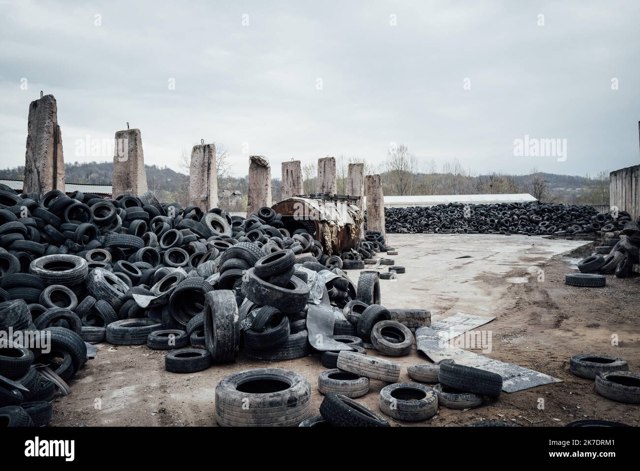©Adrien Vautier / le Pictorium/MAXPPP - Adrien Vautier / le Pictorium - 19/04/2021 - Roumanie / Fieni - Fieni le 19 avril. La Reserve de pneus servo de combustibili -alternatif- au charbon. Pour chauffer les fours des usines, des dechets de tous tips sont meles au charbon et brules. Certains sont roumains, d'autres viennent d'Europe de l'Ouest. Tous alimentent la pollution dont souffre les fluviali. / 19/04/2021 - Romania / ? Fieni, - Fieni il 19 aprile. La riserva di pneumatici viene utilizzata come carburante - in alternativa al carbone. Per riscaldare i forni delle fabbriche, tutti i tipi di rifiuti vengono mescolati con coa Foto Stock