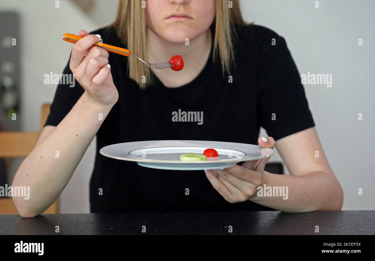 ©PHOTOPQR/l'ALSACE/Vanessa MEYER ; ; 02/06/2021 ; une jeune fille anorexique devant une assiette presque vide avec une tomate cerise et une rondelle de concombre refuse de s'altrenter. Les Troubles du comportement alimentaire ont augmenté pendant la crise sanitaire. - anoressia Foto Stock