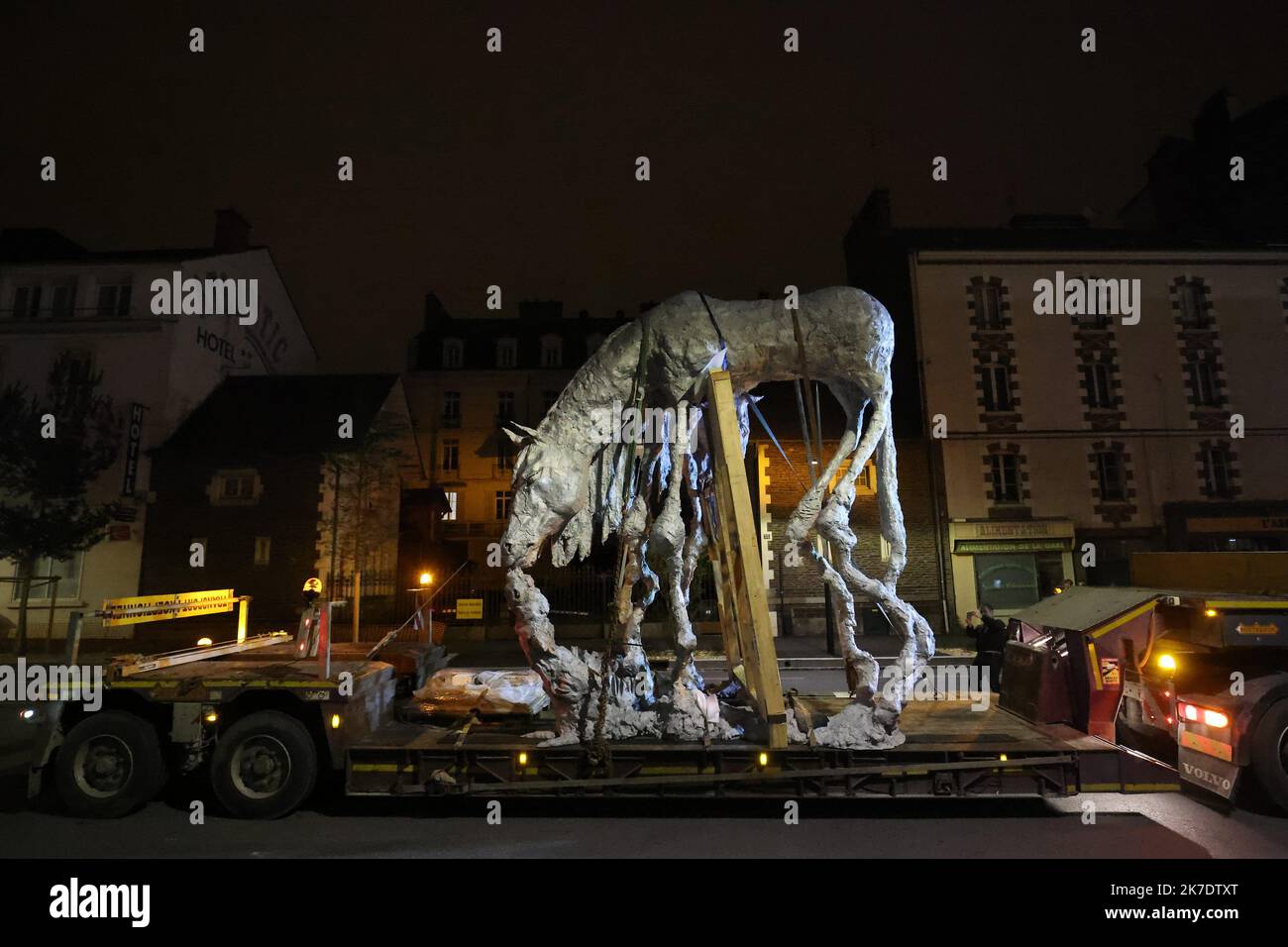 RéPHOTOPQR/LE TELEGRAM/Vincent Michel / le Mensuel Â Rennes ; Rennes ; 03/06/2021 ; FOTO Vincent Michel / le Mensuel de Rennes. RENNES (35): Installazione nocturne dâ’une scultura haute de 4m, en alluminio, pesant 2,2 tons de lâ’artiste scultore Jean-Marie Appriou, sur le parvis de la gare de Rennes. Une oeuvre ispree de Morvarcâ'h, le cheval ayant le don de marcher sur lâ'eau, du legendaire roi de Bretagne Gradlon scultura monumentale di Jean-Marie Appriou installata nei giardini della stazione di Rennes il 4 giugno 2021 Foto Stock