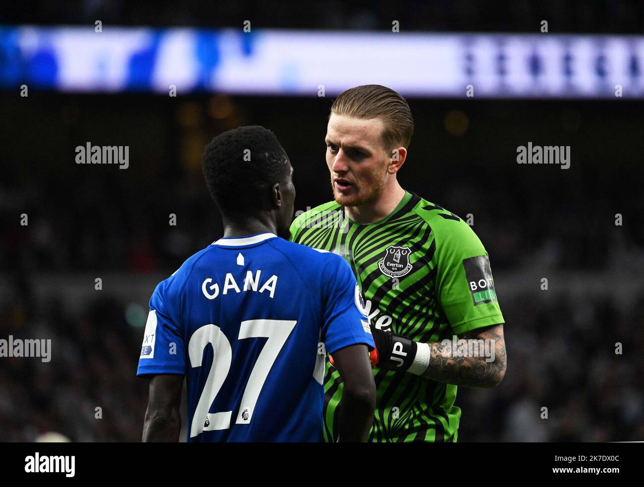 Jordan Pickford , il portiere di Everton parla con Idrisse Gueye di Everton durante il gioco. Partita della Premier League, Tottenham Hotspur contro Everton AT Foto Stock