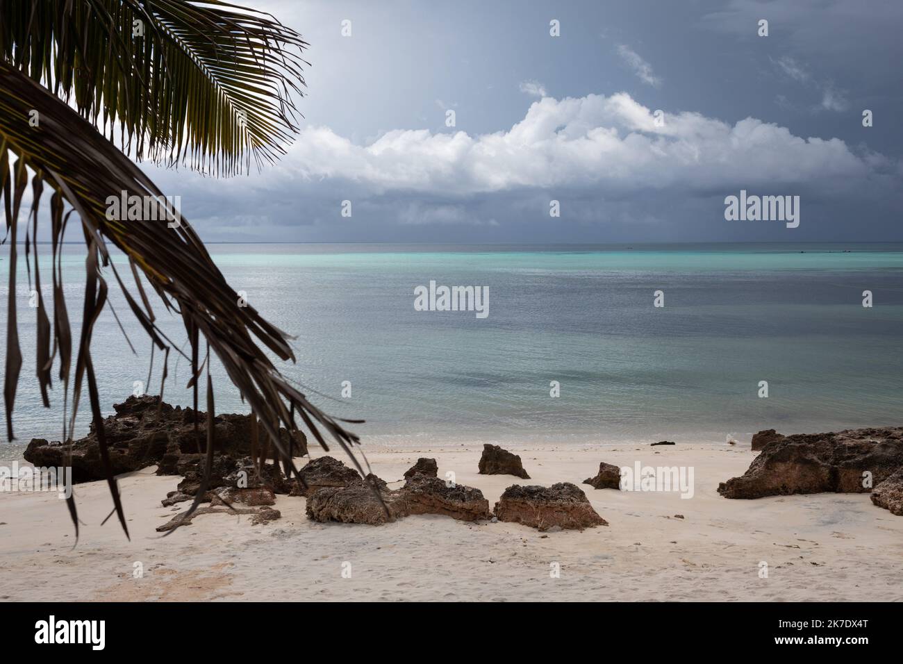 ©Chris Huby / le Pictorium/MAXPPP - Chris Huby / le Pictorium - 26/04/2021 - Mozambico / Cabo Delgado / Pemba - une plage typique d'une plage de Sable blanc - Pemba etait connue pour etre un endroit de repos pour les mozambicains fortune. La region du Cabo Delgado, dans le nord-est du Mozambico, vit depuis 4 ans un drame humanitaire sans precedente. Les djihadistes al-Shabab affilies a l'Etat Islamique depuis 2019 y font des ravages. CE groupe arme terrorizzare les differentes ethnies tout en menant des attaques coordonnees et simultanees contre des institutions publiques. Una giur ce, sul denominatore Foto Stock