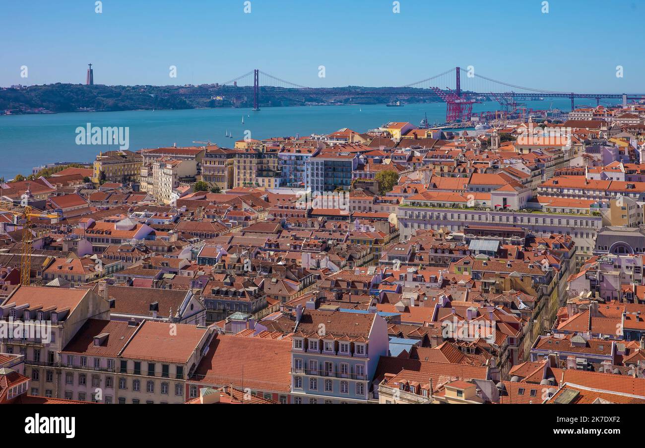 Lisbona, Portogallo tetti, fiume Tago e Ponte 25 de Abril ponte sospeso in vista panoramica da Castelo Sao Jorge Foto Stock