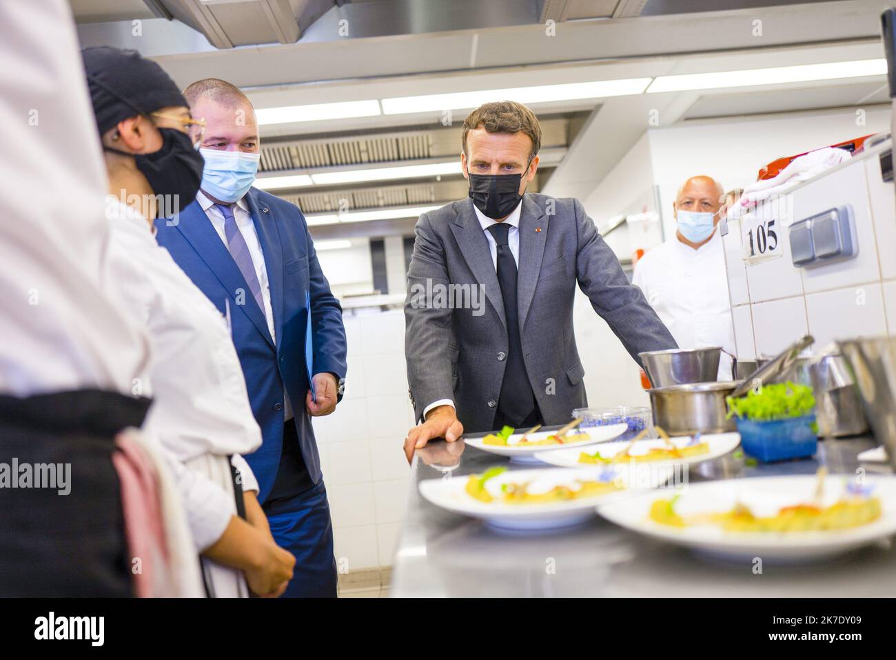 @ Pool/Romain GAILLARD/Maxppp, France, Tain l'Hermitage, 2021/06/08 Emmanuel Macron, President de la Republique, visite du Lycee Hotelier de Tain l'Hermitage Rencontre avec les eleves lyceens de l'ecole hoteliere visite des cuisines avec le chef Guillaume Gomez, 8th 2021 giugno - Tain Hermitage, Francia. Fren ch presidente visita la scuola FNB. È stato schiaffeggiato da un uomo nella folla Foto Stock