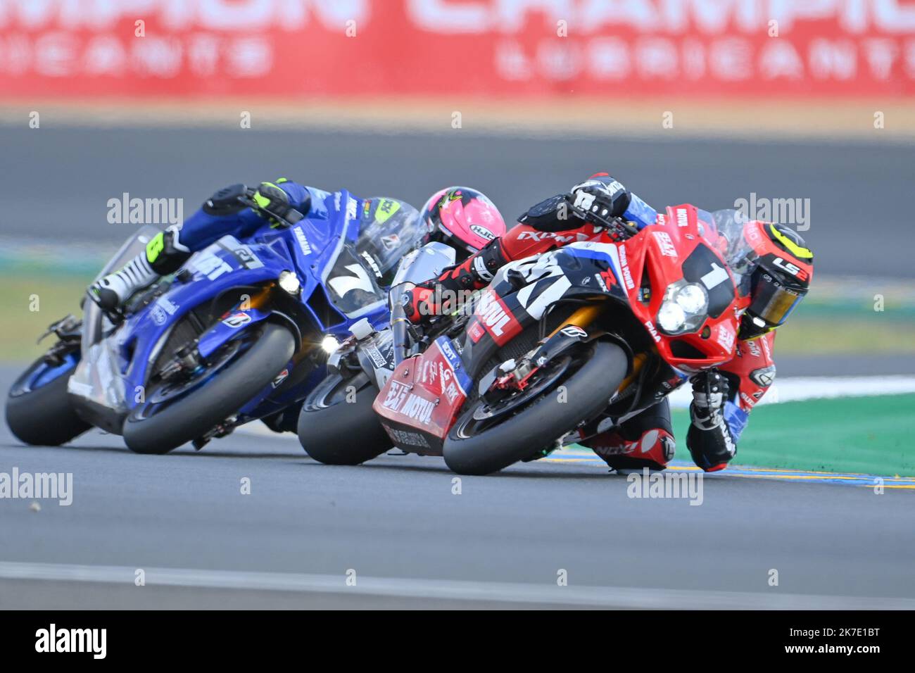 Â-PHOTOPQR/OUEST FRANCE/Daniel FOURAY ; le Mans ; 12/06/2021 ; 24 heures du Mans Moto . Sport . Motociclismo . Resistenza . Championnat du monde . La Suzuki 1 e la Yamaha 7 animent les premiÃ¨res heures de course . N. 1 . Yoshimura SERT Motul . Francia . Suzuki GSXR - 1000 . Formula CAE . Gregg Nero . Angleterre . N. 7 . YART Yamaha . Autriche . Yamaha YZF - R1 . Formula CAE . Hanika Karel . TchÃ. Foto Daniel Fouray . – LA 2021 LE MANS 24 ORE MOTOS È IN CORSO! Alle ore 12 di oggi, il presidente della Federazione Francese motociclistica (FFM) SÃ©bastienPoirier ha segnalato l'inizio della 44th 24 ore Moto Foto Stock