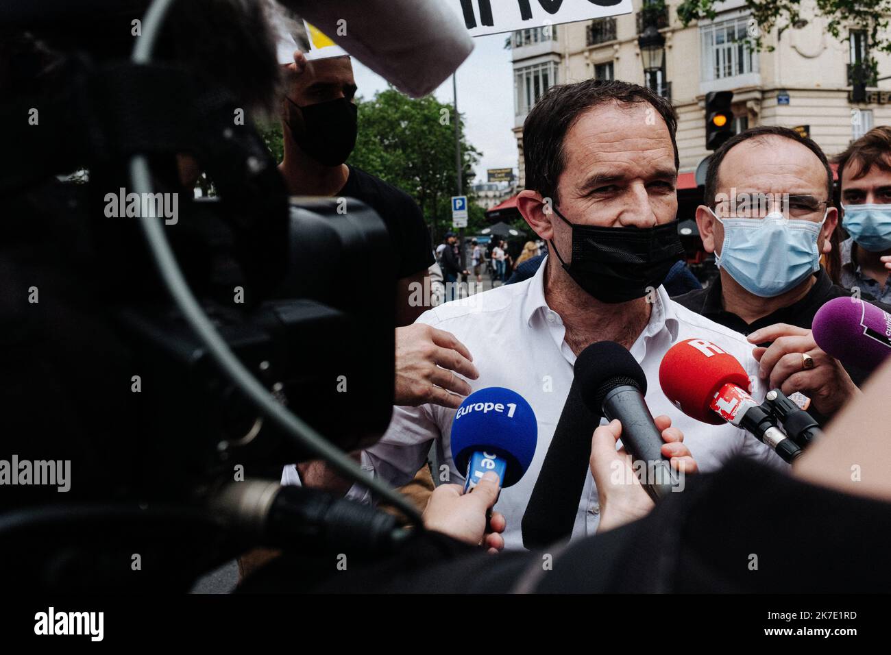 ©Jan Schmidt-Whitley/le Pictorium/MAXPPP - Jan Schmidt-Whitley/le Pictorium - 12/06/2021 - Francia / Ile-de-France / Parigi - Benoit Hamon, avant le partirà de la manifestazione a Parigi. Militants politiques et syndicaux, activistes ecolos et associatifs de divers secteurs ont defile ensemble samedi dans environ 140 villes de France pour denoncer « les attaques contre les libertes » qui se multiplent selon eux a la faveur de la montee de l'Extreme droite et de lois « liberticides ». Les organisateurs ont revendique 70 000 manifestants a Paris et 150 000 au total en France. / 12/06/2021 - Francia / Foto Stock