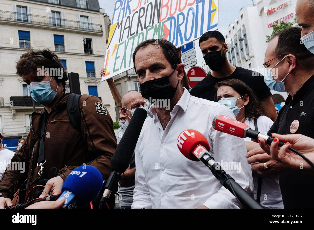 ©Jan Schmidt-Whitley/le Pictorium/MAXPPP - Jan Schmidt-Whitley/le Pictorium - 12/06/2021 - Francia / Ile-de-France / Parigi - Benoit Hamon, avant le partirà de la manifestazione a Parigi. Militants politiques et syndicaux, activistes ecolos et associatifs de divers secteurs ont defile ensemble samedi dans environ 140 villes de France pour denoncer « les attaques contre les libertes » qui se multiplent selon eux a la faveur de la montee de l'Extreme droite et de lois « liberticides ». Les organisateurs ont revendique 70 000 manifestants a Paris et 150 000 au total en France. / 12/06/2021 - Francia / Foto Stock