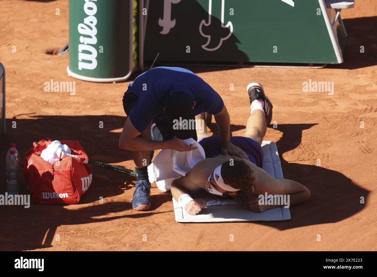 ©Sebastien Muylaert/MAXPPP - Stefanos Tsitsipas di Grecia riceve cure mediche in tribunale dopo il terzo set nella sua finale maschile contro Novak Djokovic di Serbia durante il quarto giorno del 2021° Open francese al Roland Garros di Parigi, Francia. 13.06.2021 Foto Stock