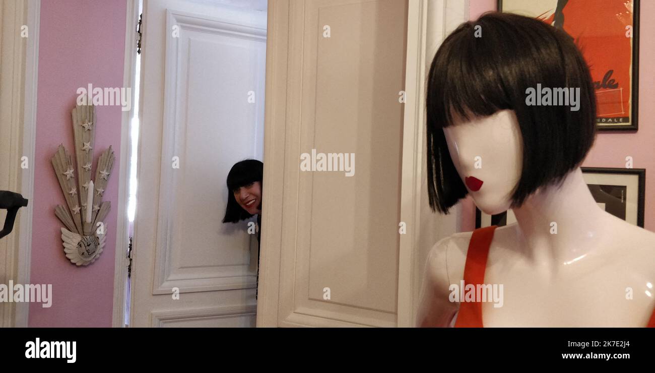 Â Sophie Auvigne/radio France/Maxppp - Sophie Auvigne / radio France / Maxppp, FRANCIA 15/04/2021 Chantal Thomass feuillette le catalogue de sa vente aux enchÃ¨res intitulÃ '40 ans de mode' Parigi, Francia, aprile 15th 2021 il fashion designer Chantal Thomass sfoglie il catalogo della sua asta dal titolo '40 anni di moda' Foto Stock