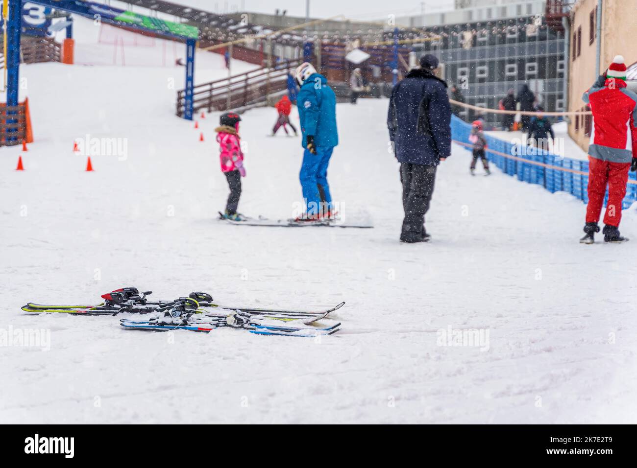Inverno, pista da sci. Sci alpino nella neve sullo sfondo di bambini sfocati allenati con istruttori Foto Stock