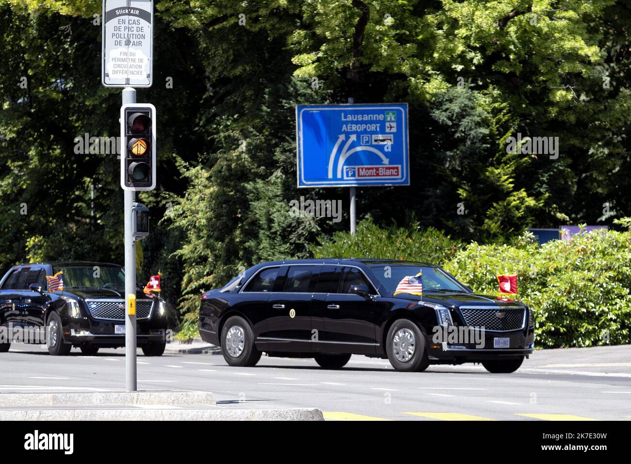 ©PHOTOPQR/LE DAUPHINE/Grégory YETCHMENIZA ; Genève ; 16/06/2021 ; Grégory YETCHMENIZA / LE DAUPHINE LIBERE / Photopqr GENEVE (ALTA SAVOIA) le 16 juin 2021 la rencontre entre les présidents russe et américain a Villa la buté à. Vladimier Poutine s'est posé ce matin à Genève, il est arrivé en Premier à la Villa la Grange Rejoint &à minutes Plus tard Part Joe Biden. Les genevois étaient présents aux abords du parcours pour immortalizer ce moment exceptionnel. Sur notre photo : Passage du convoi de Joe Biden il presidente Joe Biden incontra Putin per un vertice di un giorno a Ginevra, lo scorso giugno Foto Stock