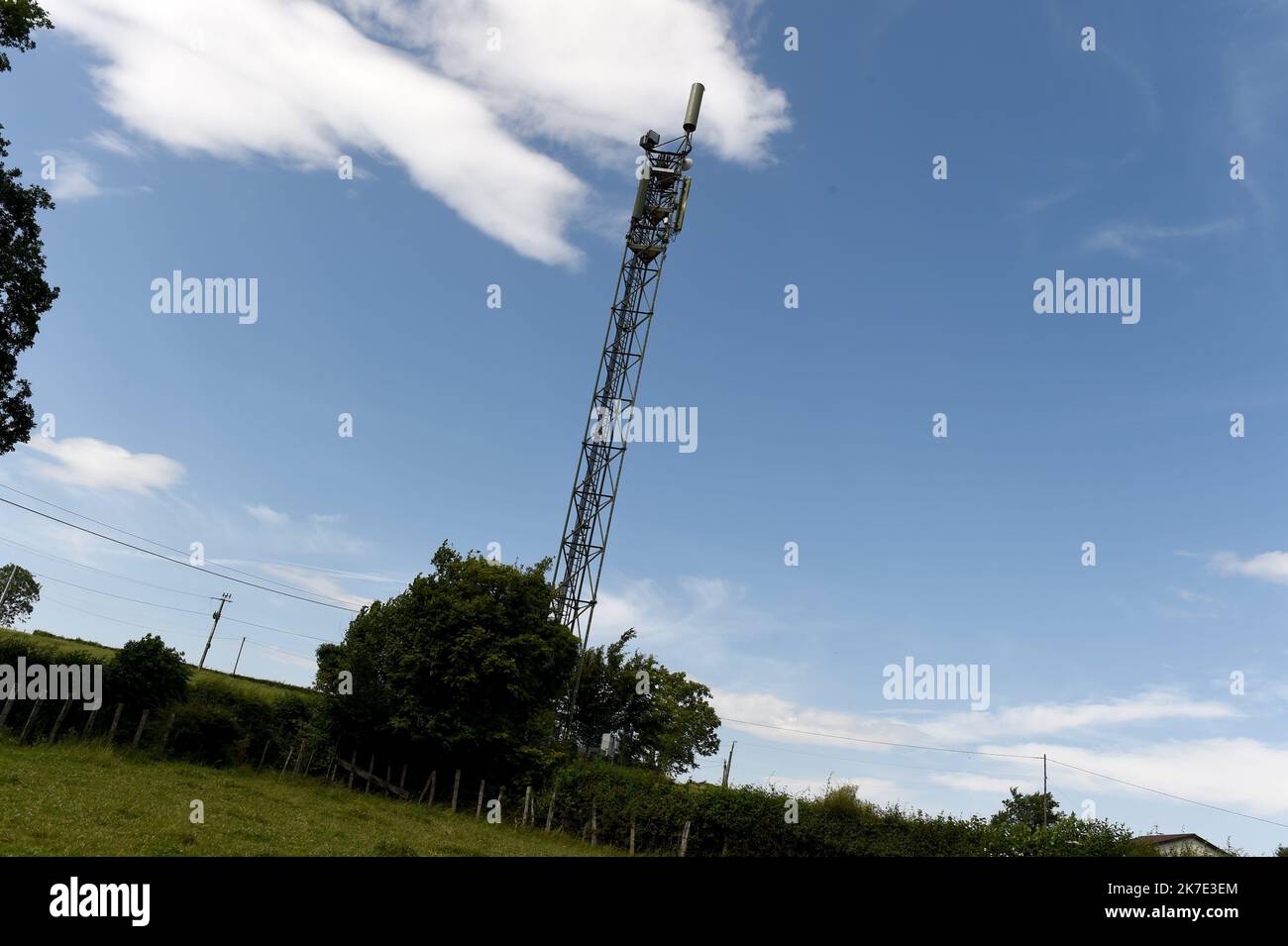 ©PHOTOPQR/LE PROGRES/Yves SALVAT - Montagny 18/06/2021 - antenne relai Montigny 18 juin 2021 -antenne relais : dans ce petit COIN de campagne, l'antenne relais 5G perturbe les vaches qui dans les prés voisins s'éloignent au maximum dès que l'entre en fontennement. - Antenna a relè: In questo piccolo angolo di campagna, l'antenna a relè 5G disturba le mucche nei prati vicini non appena l'antenna entra in funzione. Foto Stock