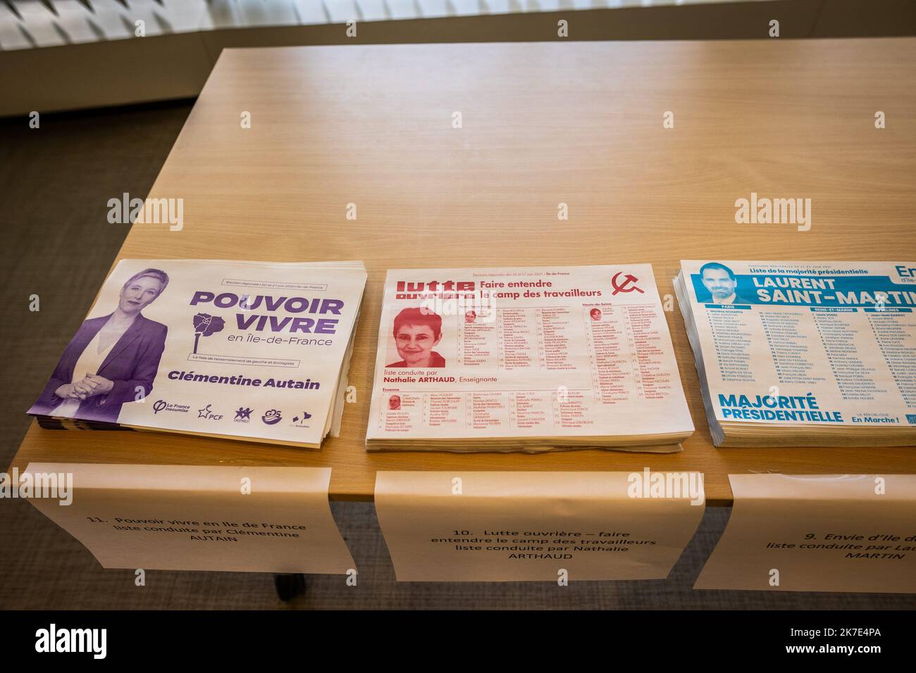 ©Sadak Souici / le Pictorium/MAXPPP - Sadak Souici / le Pictorium - 20/6/2021 - Francia / Val-de-Marne / Creteil - bureau de vote dans l'hotel de ville de Creteil. A l'occasione delle elezioni regionales et departementales / 20/6/2021 - Francia / Val-de-Marne / Creteil - seggio nel municipio di Creteil. in occasione delle elezioni regionali e dipartimentali Foto Stock