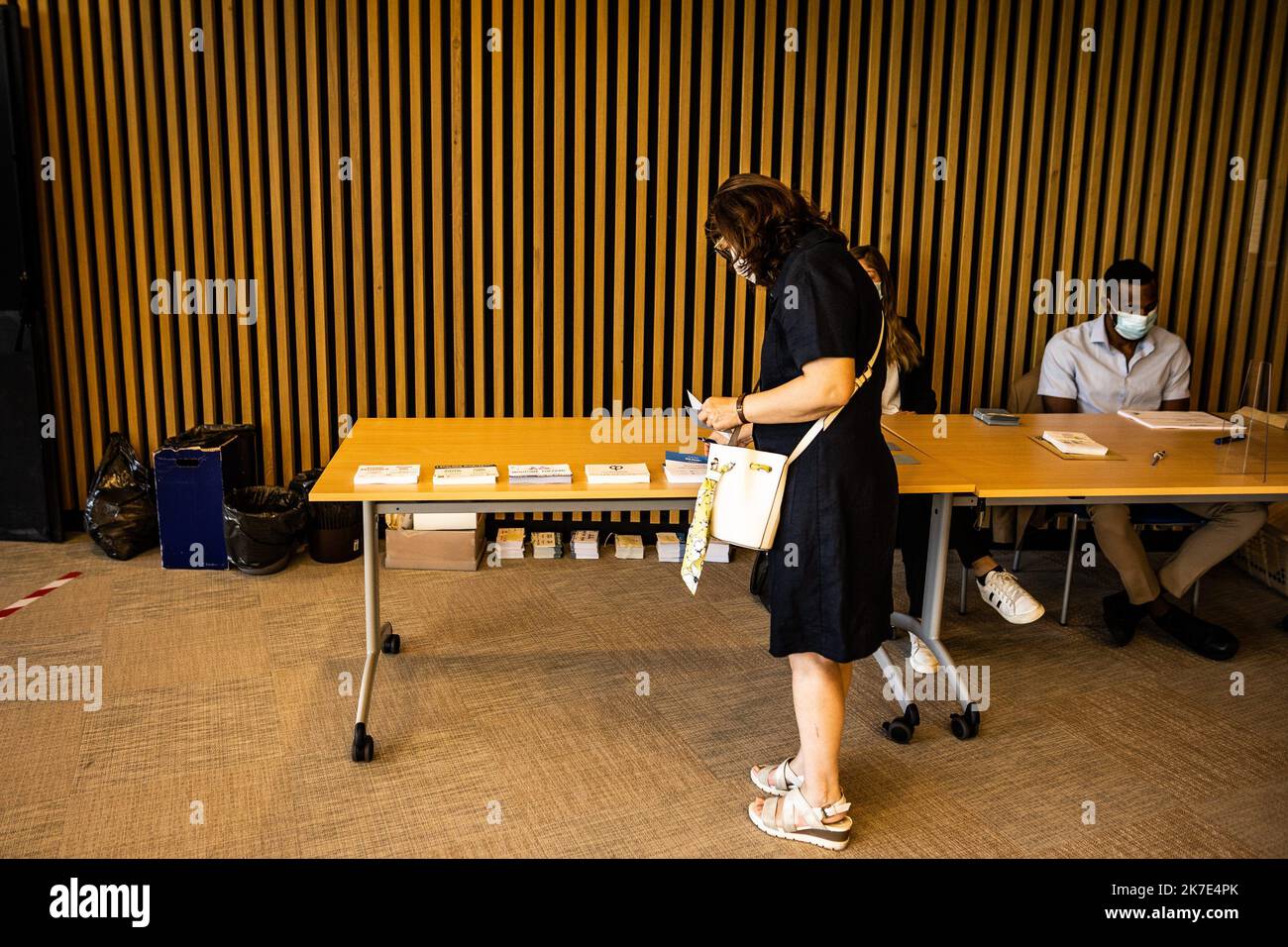 ©Sadak Souici / le Pictorium/MAXPPP - Sadak Souici / le Pictorium - 20/6/2021 - Francia / Val-de-Marne / Creteil - bureau de vote dans l'hotel de ville de Creteil. A l'occasione delle elezioni regionales et departementales / 20/6/2021 - Francia / Val-de-Marne / Creteil - seggio nel municipio di Creteil. in occasione delle elezioni regionali e dipartimentali Foto Stock