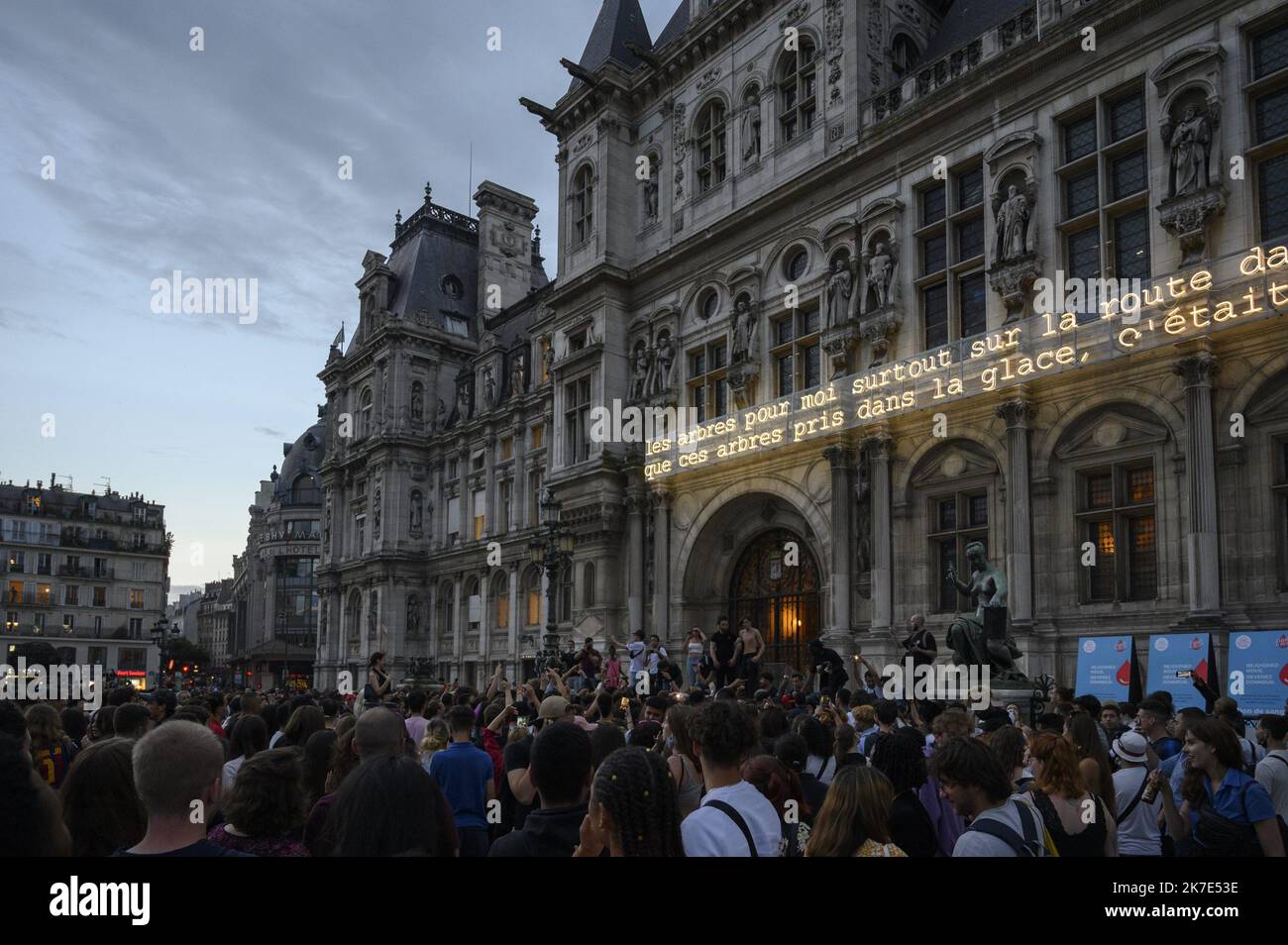 ©Julien Mattia / le Pictorium/MAXPPP - Julien Mattia / le Pictorium - 21/6/2021 - Francia / Ile-de-France / Parigi - Malgre les restrictions du gouvernement, les parisiens se retrouvent dans les parcs sur les bords de seines ou sur les Places pour celebrer la fin du couvre feu et la fete de la musique, a paris le 21 Juin 2021. / 21/6/2021 - Francia / Ile-de-France (regione) / Parigi - nonostante le restrizioni del governo, i parigini si incontreranno nei parchi sulle rive della Senna o nelle piazze per celebrare la fine del coprifuoco e della rete de la musique, a Parigi il 21 giugno 2021. Foto Stock