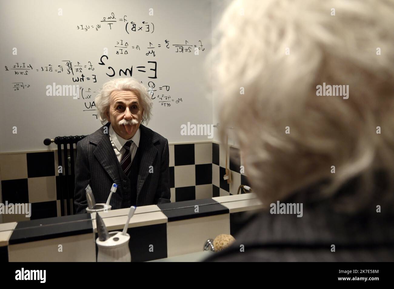 ©PHOTOPQR/L'EST REPUBLICAIN/ALEXANDRE MARCHI ; CORSIER SUR VEVEY ; 11/05/2021 ; CINEMA - CHAPLIN'S WORLD BY GREVIN - MUSEE MEMOIRE ET OEUVRE DE CHARLIE CHAPLIN. Corsier-sur-Vevey 11 maggio 2021. Le manoir de Ban dans lequel l'acteur Charles CHAPLIN vécut de 1952 jusqu'à sa mort en 1977. ICI la statua de cire d'Albert EINSTEIN dans une salle de bain. FOTO Alexandre MARCHI. - CHAPLIN E “IL GRANDE DITTATORE” DAL 12 MARZO AL 29 AGOSTO 2021 questa mostra mostra mostra porta i visitatori dietro le quinte, con manufatti mai visti prima che descrivano la storia della creazione del film, i segreti della produzione, u Foto Stock