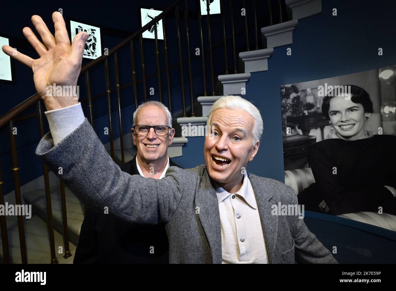 ©PHOTOPQR/L'EST REPUBLICAIN/ALEXANDRE MARCHI ; CORSIER SUR VEVEY ; 11/05/2021 ; CINEMA - CHAPLIN'S WORLD BY GREVIN - MUSEE MEMOIRE ET OEUVRE DE CHARLIE CHAPLIN. Corsier-sur-Vevey 11 maggio 2021. Eugène CHAPLIN près de la statue de cire de son père Charles Chaplin (avec en arrière plan une photographie de sa mère, Oona o'Neill) dans le manoir de Ban dans lequel l'acteur Charles CHAPLIN vécut de 1952 jusqu'à sa mort en 1977. FOTO Alexandre MARCHI. - CHAPLIN E “IL GRANDE DITTATORE” DAL 12 MARZO AL 29 AGOSTO 2021 questa mostra mostra mostra porta i visitatori dietro le quinte, con mai visto prima ar Foto Stock