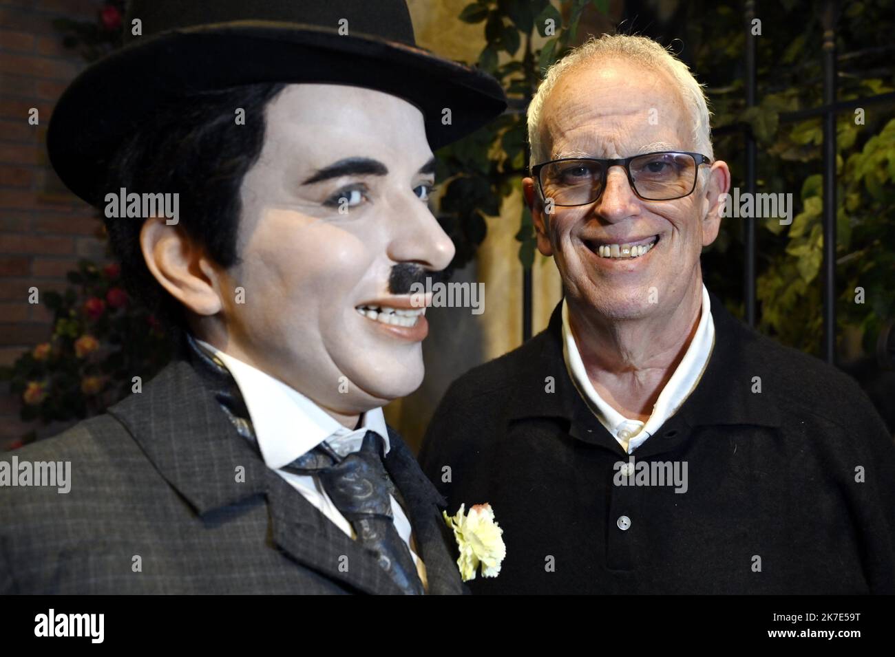 ©PHOTOPQR/L'EST REPUBLICAIN/ALEXANDRE MARCHI ; CORSIER SUR VEVEY ; 11/05/2021 ; CINEMA - CHAPLIN'S WORLD BY GREVIN - MUSEE MEMOIRE ET OEUVRE DE CHARLIE CHAPLIN. Corsier-sur-Vevey 11 maggio 2021. 'Le Studio' pour entrer dans l'univers spectaculaire du cinéma muet dans les pas de Charlot. Eugène CHAPLIN près d'une statuine de cire de son père Charles Chaplin dans le rôle de Charlot. FOTO Alexandre MARCHI. - CHAPLIN E “IL GRANDE DITTATORE” DAL 12 MARZO AL 29 AGOSTO 2021 questa mostra mostra mostra porta i visitatori dietro le quinte, con manufatti mai visti prima che descrivano la storia del film Foto Stock