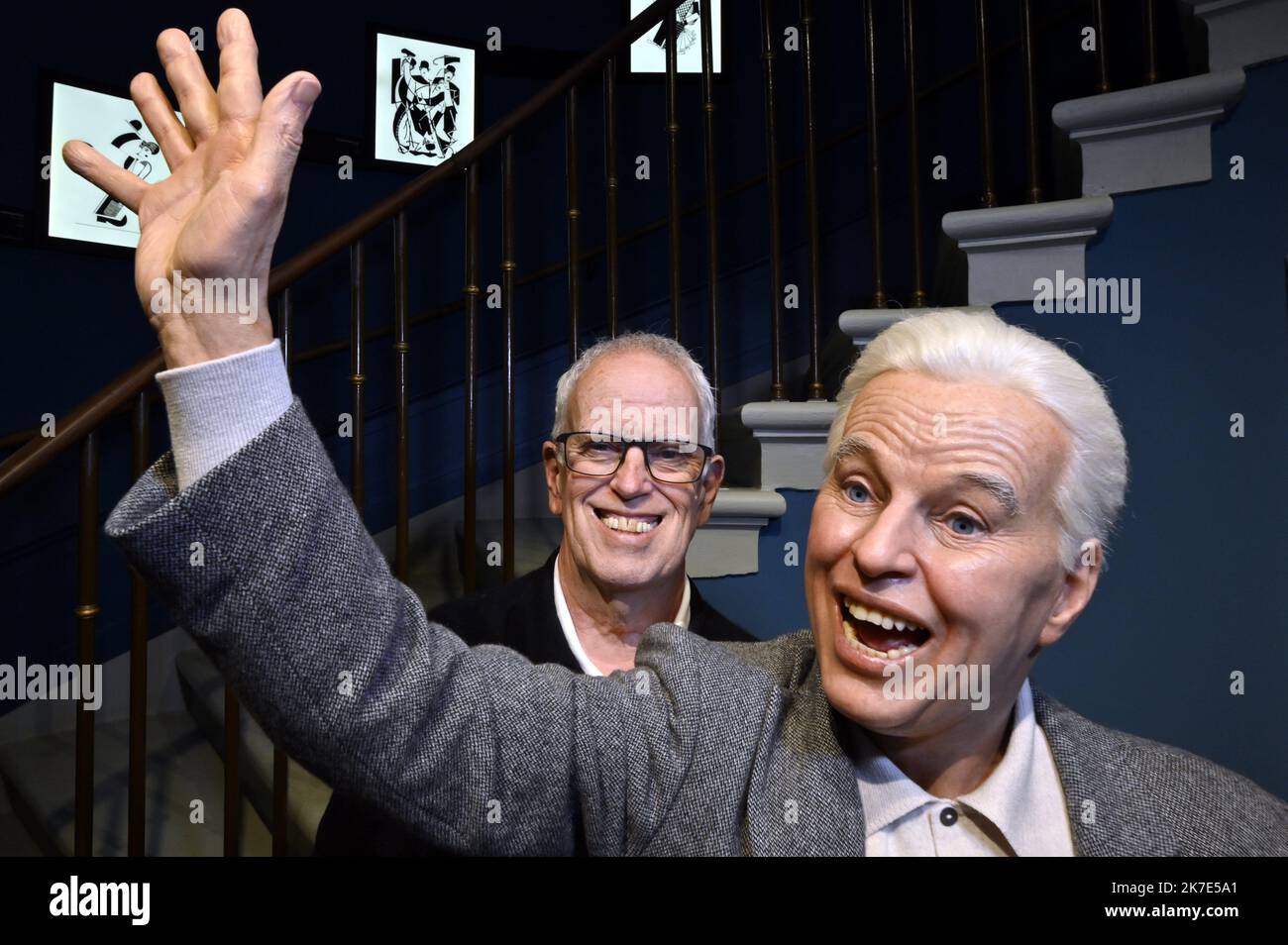 ©PHOTOPQR/L'EST REPUBLICAIN/ALEXANDRE MARCHI ; CORSIER SUR VEVEY ; 11/05/2021 ; CINEMA - CHAPLIN'S WORLD BY GREVIN - MUSEE MEMOIRE ET OEUVRE DE CHARLIE CHAPLIN. Corsier-sur-Vevey 11 maggio 2021. Eugène CHAPLIN près de la statue de cire de son père Charles Chaplin dans le manoir de Ban dans lequel l'acteur Charles CHAPLIN vécut de 1952 jusqu'à sa mort en 1977. FOTO Alexandre MARCHI. – CHAPLIN E “IL GRANDE DITTATORE” DAL 12 MARZO AL 29 AGOSTO 2021 questa mostra mostra mostra porta i visitatori dietro le quinte, con manufatti mai visti prima che descrivano la storia della creazione e della produzione del film Foto Stock