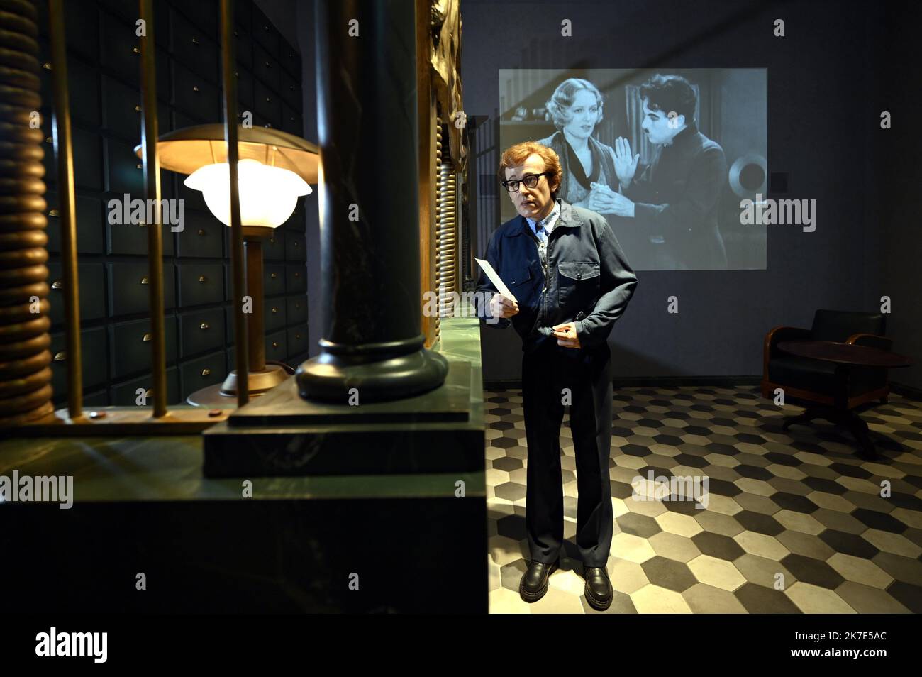 ©PHOTOPQR/L'EST REPUBLICAIN/ALEXANDRE MARCHI ; CORSIER SUR VEVEY ; 11/05/2021 ; CINEMA - CHAPLIN'S WORLD BY GREVIN - MUSEE MEMOIRE ET OEUVRE DE CHARLIE CHAPLIN. Corsier-sur-Vevey 11 maggio 2021. 'Le Studio' pour entrer dans l'univers spectaculaire du cinéma muet dans les pas de Charlot. La statua de cire de Woody Allen. FOTO Alexandre MARCHI. - CHAPLIN E “IL GRANDE DITTATORE” DAL 12 MARZO AL 29 AGOSTO 2021 questa mostra mostra mostra mostra porta i visitatori dietro le quinte, con manufatti mai visti prima che descrivano la storia della creazione del film, i segreti della produzione, le scene incompiuta e l'inpubblicazione Foto Stock