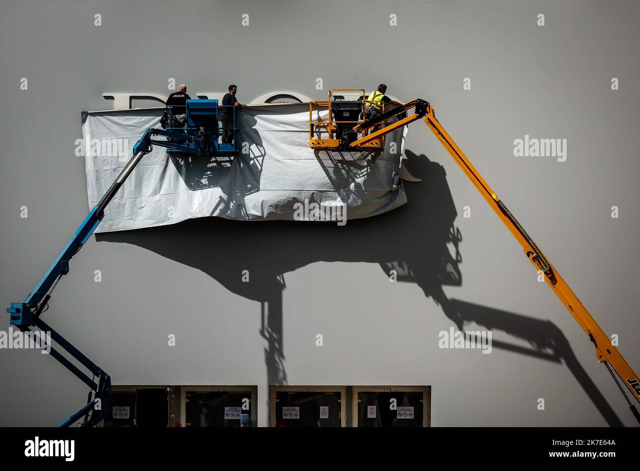 ©THOMAS PADILLA/MAXPPP - 24/06/2021 ; PARIS, FRANCE; INSTALLATION DE L' ENSEIGNE ' DIOR ' SUR LA FACADE DU BATIMENT EPHEMERE OU AURA LIEU LE PROCHAIN DEFILE DE MODE, DEVANT L' HOTEL DES INVALIDES. INSTALLAZIONE DEL CARTELLO 'DIOR' SULLA FACCIATA DELL'EDIFICIO EPHEMERE, DOVE SI TERRÀ LA PROSSIMA SFILATA DI MODA, DI FRONTE ALL'HOTEL DES INVALIDES DI PARIGI IL 24 2021 GIUGNO Foto Stock