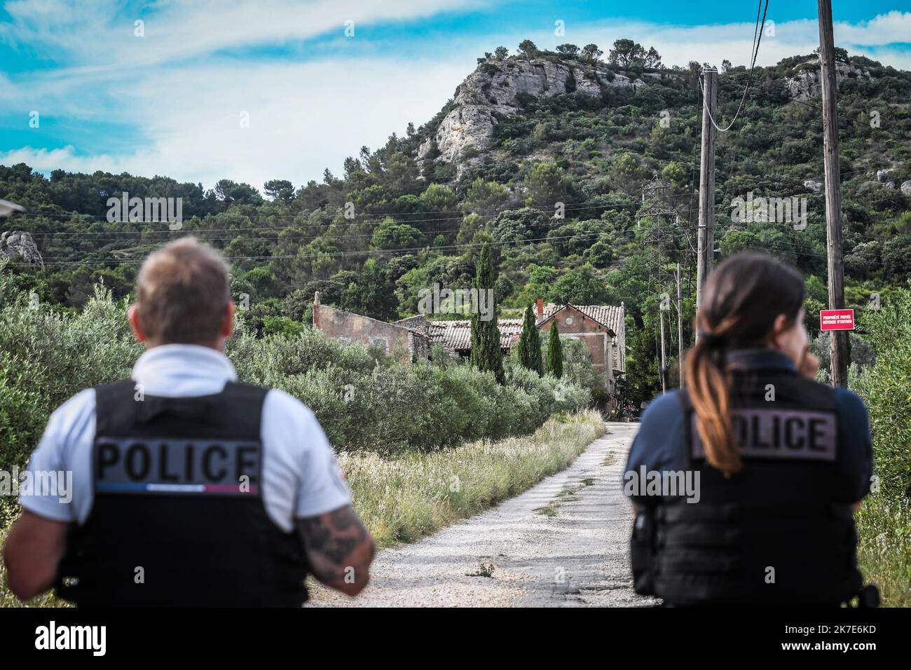 Â-PHOTOPQR/LE MIDI LIBRE/Mikael ANISSET ; BAGNOLS ; 24/06/2021 ; PHOTOPQR / MIDI LIBRE / MIKAEL ANISSET FD / LUCAS TRONCHE / POLIZIA / RECHERCHE / DISPARITION / le procureur de la rÃ©publique de NÃ OpÃ®mes a fait le point sur les foutations, élies de foutations initiÃ en dÃ de semaine par la juge d'instruction en charge de la dispartition de Lucas Tronche, disparu le 18 Mars 2015. Ã ossements ont tÃ©dÃ tÃ©couverts ainsi que d'autres indices : un sac pouvant appartenir au jeune homme et des dÃ©bris de vÃªtements ont Ã© mis Ã jour dans une zone trÃ¨s escarpÃ Ã tÃ n'avait pas encore©fouill Foto Stock