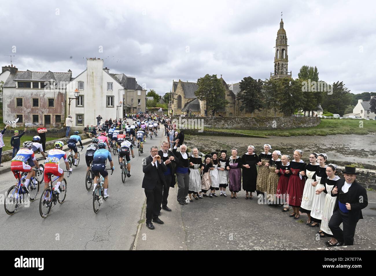 ©PHOTOPQR/OUEST FRANCE/Thomas Bregaris / Ouest-France ; Landerneau ; 26/06/2021 ; Tour de France 2021. Première étape (entièrement dans le Finistère) entre Brest et Landerneau. Passage du peloton au Faou avec le cercle 'Bro ar star goz' Thomas Burregonis / Ouest-France 1st tappa della 108th edizione della gara ciclistica Tour de France, a 197 km tra Brest e Landerneau, il 26 giugno 2021. Foto Stock