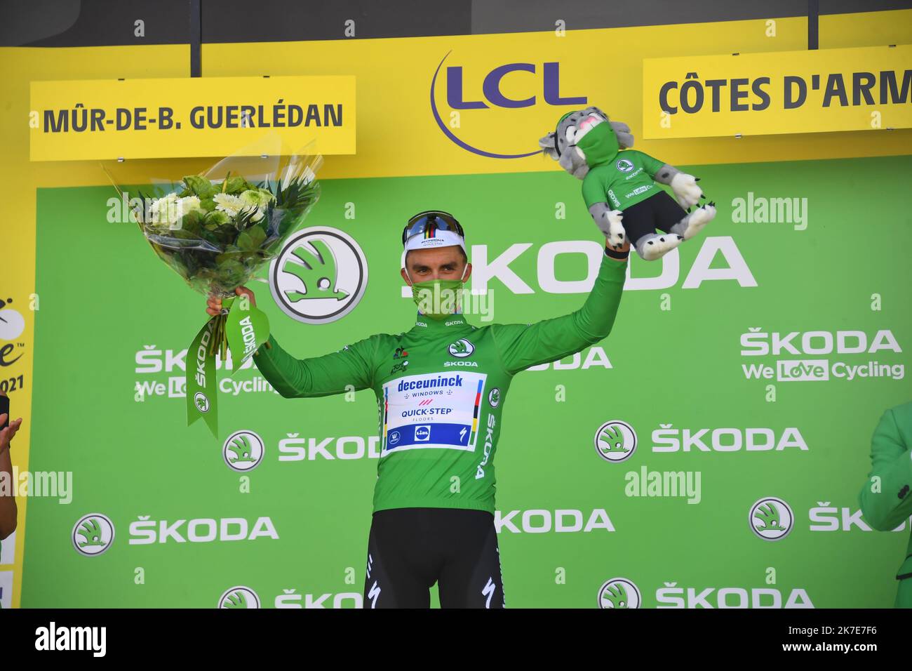 ©PHOTOPQR/LE TELEGRAMMA/NICOLAS CRÉACH ; ; 27/06/2021 ; FOTO NICOLAS CREACH / LE TELEGRAMMA. Ciclismo. Saison 2021. 27 Juin 2021 Tour de France 2021 2 ème étape du Tour de France 2021 Perros Guirec - Mur de Bretagne Julian Alaphilippe qui endosse le maillot vert 2nd tappa della 108th edizione del Tour de France, 183 km tra Perros-Guirrec e Mur de Bretagne Guerledan, Il 27 giugno 2021. Foto Stock