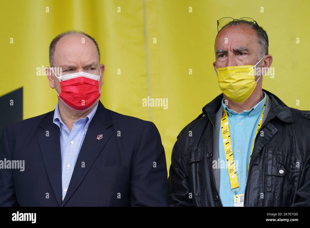 ©PHOTOPQR/OUEST FRANCE/Eddy LEMAISTRE ; PERROS GUIRREC ; 27/06/2021 ; Tour de France 2021 - 2ème étape entre Perros Guirrec et Mur de Bretagne - SAS le Prince Albert 1er de Monaco et Jean Michel le Boulanger, Adjoint à la région Bretagne 2nd tappa della 108th edizione della gara ciclistica Tour de France, a 183 km tra Perros-Guirrec e Mur de Bretagne Guerledan, il 27 giugno 2021. Foto Stock