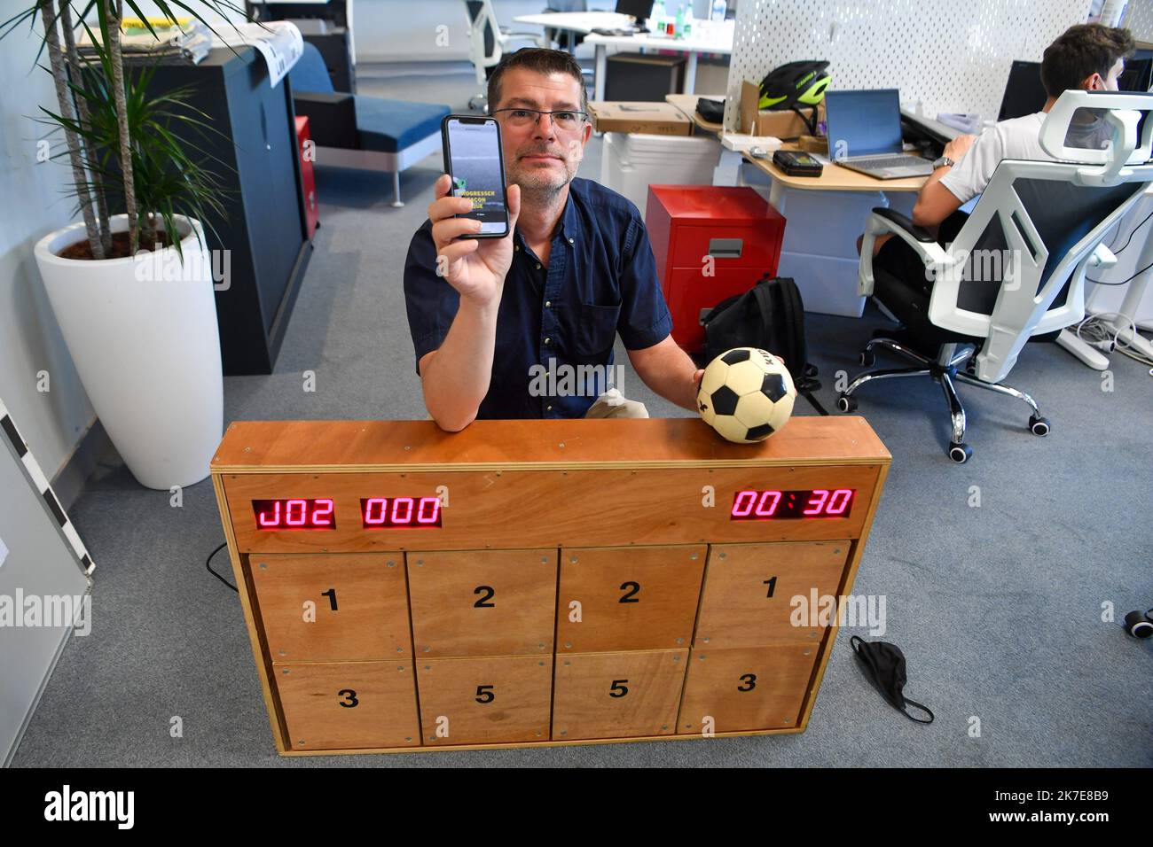 ©PHOTOPQR/POPULAIRE DU CENTER/stephane Lefèvre Limoges ; 11/06/2021 ; Ipassball: José Sancho créateur de Ipasball qui vient d'intégrer l'incubateur de l'Avrul. Objet connecté autour des sports de balle et de ballons, à commencer par le football. Limoges, Francia, giugno 11th 2021 Ipassball: Oggetto connesso intorno agli sport di palla e palla, a partire dal calcio. Foto Stock