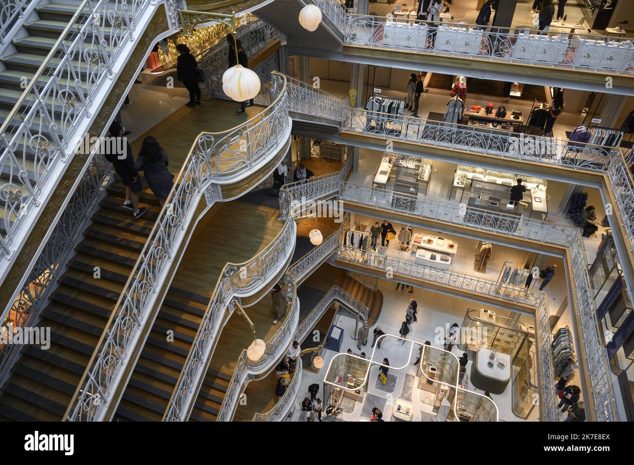 ©Julien Mattia / le Pictorium/MAXPPP - Julien Mattia / le Pictorium - 26/6/2021 - France / Ile-de-France / Paris - des centaines de personnes font la queue lors du Premier week-end de reouverture de la samaritaine a Paris, pour decouvrir les renovation faites par le groupe LVMH. / 26/6/2021 - Francia / Ile-de-France (region) / Parigi - centinaia di persone fanno la fila al primo fine settimana della riapertura della Samaritaine a Parigi, per scoprire le ristrutturazioni effettuate dal gruppo LVMH. Foto Stock