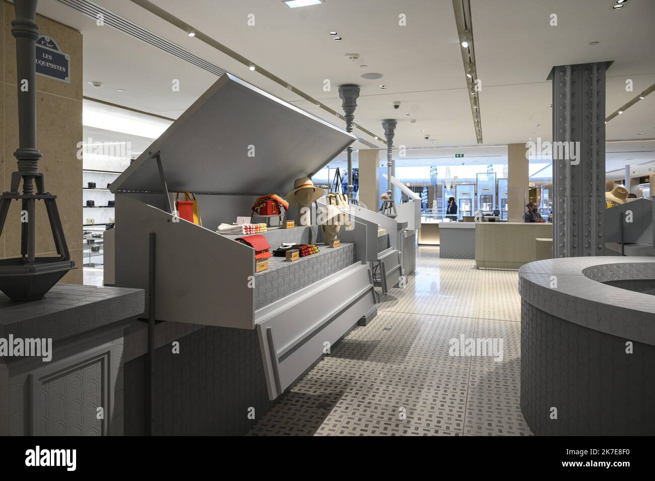 ©Julien Mattia / le Pictorium/MAXPPP - Julien Mattia / le Pictorium - 26/6/2021 - France / Ile-de-France / Paris - des centaines de personnes font la queue lors du Premier week-end de reouverture de la samaritaine a Paris, pour decouvrir les renovation faites par le groupe LVMH. / 26/6/2021 - Francia / Ile-de-France (region) / Parigi - centinaia di persone fanno la fila al primo fine settimana della riapertura della Samaritaine a Parigi, per scoprire le ristrutturazioni effettuate dal gruppo LVMH. Foto Stock
