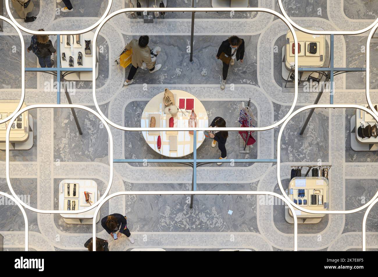 ©Julien Mattia / le Pictorium/MAXPPP - Julien Mattia / le Pictorium - 26/6/2021 - France / Ile-de-France / Paris - des centaines de personnes font la queue lors du Premier week-end de reouverture de la samaritaine a Paris, pour decouvrir les renovation faites par le groupe LVMH. / 26/6/2021 - Francia / Ile-de-France (region) / Parigi - centinaia di persone fanno la fila al primo fine settimana della riapertura della Samaritaine a Parigi, per scoprire le ristrutturazioni effettuate dal gruppo LVMH. Foto Stock