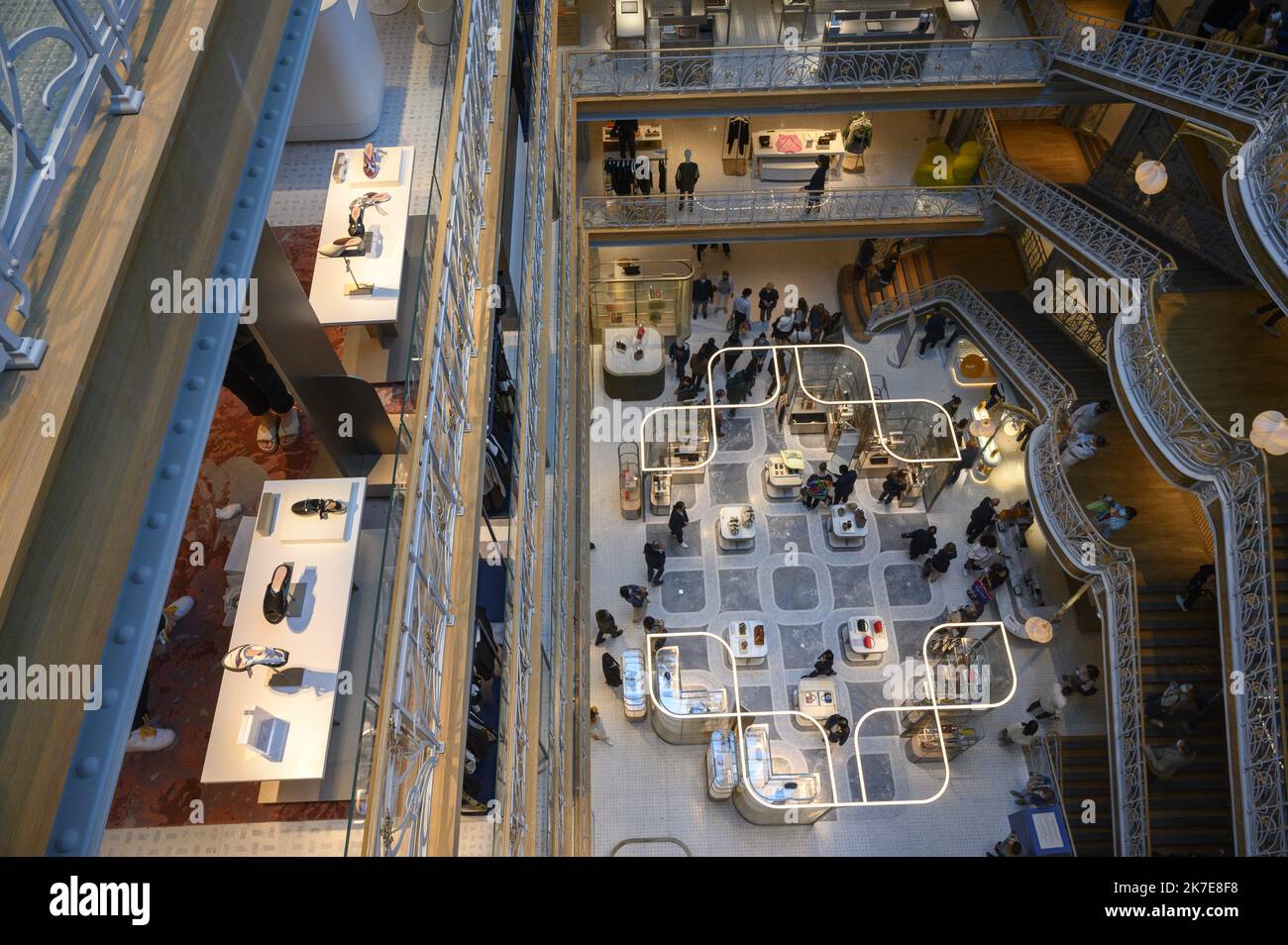 ©Julien Mattia / le Pictorium/MAXPPP - Julien Mattia / le Pictorium - 26/6/2021 - France / Ile-de-France / Paris - des centaines de personnes font la queue lors du Premier week-end de reouverture de la samaritaine a Paris, pour decouvrir les renovation faites par le groupe LVMH. / 26/6/2021 - Francia / Ile-de-France (region) / Parigi - centinaia di persone fanno la fila al primo fine settimana della riapertura della Samaritaine a Parigi, per scoprire le ristrutturazioni effettuate dal gruppo LVMH. Foto Stock