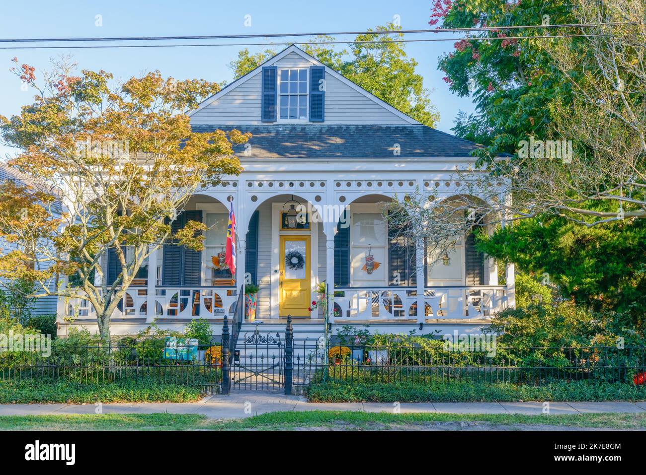 NEW ORLEANS, LA, Stati Uniti d'America - 13 OTTOBRE 2022: Inizio del secolo Eastlake side-hall storica casa al 509 Adams Street Foto Stock
