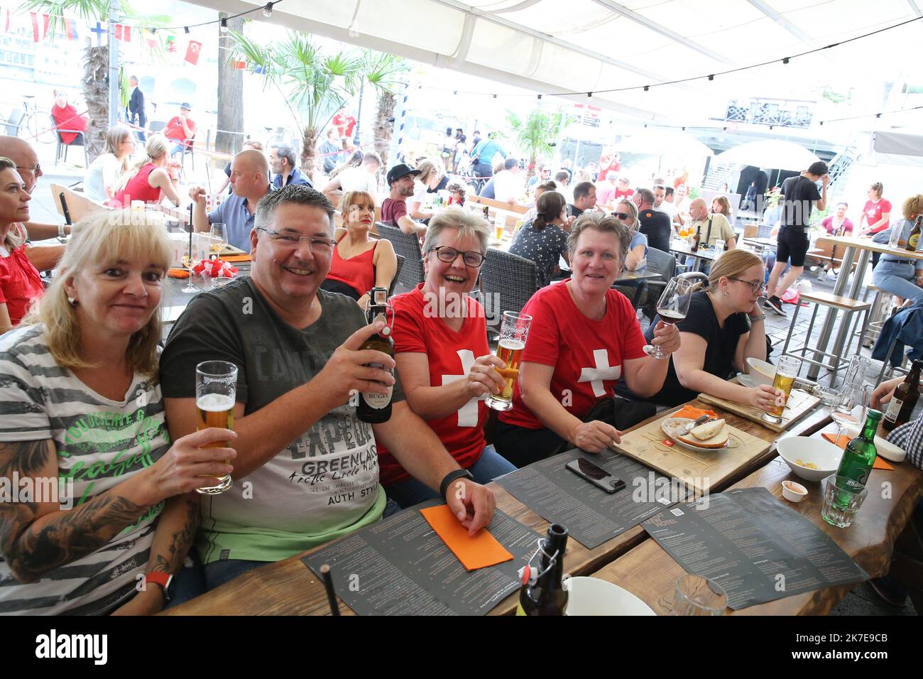 ©PHOTOPQR/l'ALSACE/Jean-Francis FREY ; Bâle ; 02/07/2021 ; Les supporters Suisse lors du match de l'EURO 2020 au Restaurant East West Suisse - Espagne à Bâle le 2 juillet 2021. Schweitzer Fussball Unterstutzer a Basilea wahrend des spiel Sweitz Spanien. - SUISSE - ESPAGNE BASILEA SVIZZERA LUGLIO 2nd 2021.atmosfera durante la partita UEFA Euro2020 tra la Svizzera e la Spagna Foto Stock