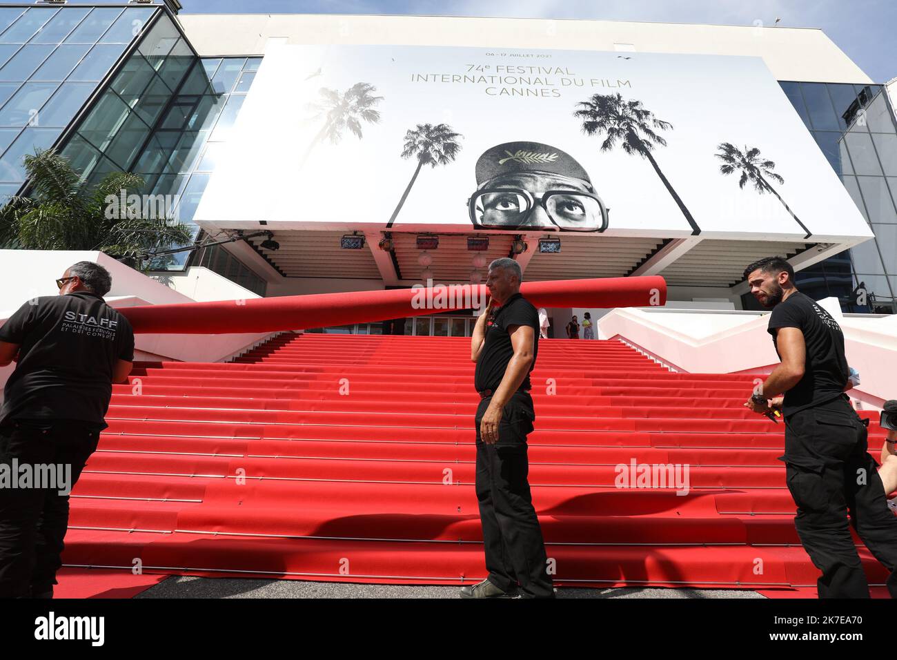 ©PHOTOPQR/NICE MATIN/Sébastien Botella ; Cannes ; 06/07/2021 ; Mise en Place du tapis rouge du festival de Cannes i tappeti rossi si esibono durante il 74th° Festival di Cannes il 06 luglio 2021 a Cannes Foto Stock