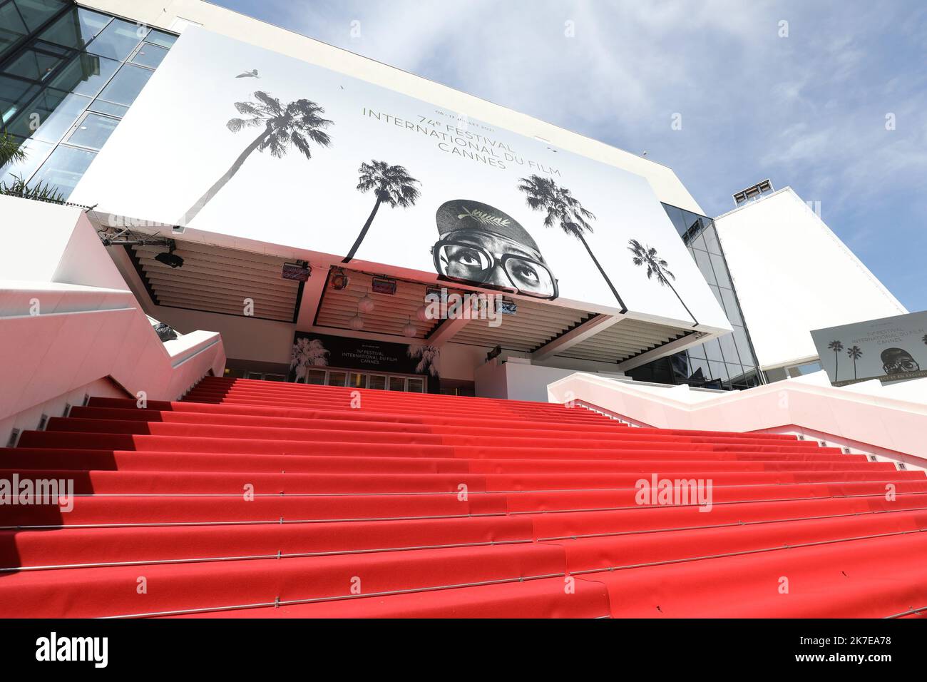 ©PHOTOPQR/NICE MATIN/Sébastien Botella ; Cannes ; 06/07/2021 ; Mise en Place du tapis rouge du festival de Cannes i tappeti rossi si esibono durante il 74th° Festival di Cannes il 06 luglio 2021 a Cannes Foto Stock
