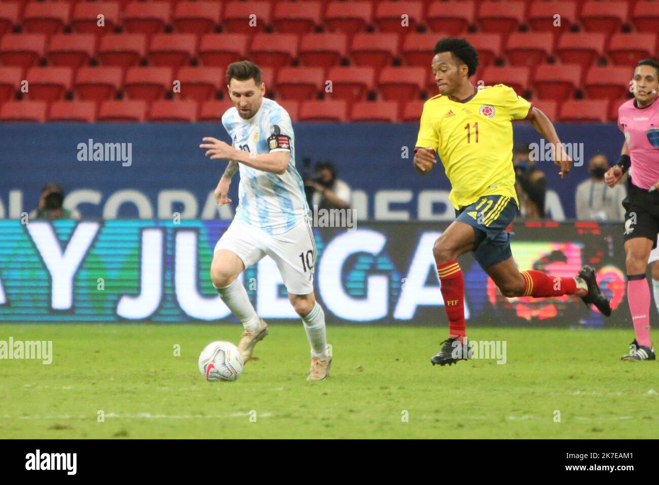 ©Laurent Lairys/MAXPPP - J Cuandrado di Colombia e Lionel messi di Argentina durante la Copa America 2021, partita di calcio semifinale tra Argentina e Colombia il 6 luglio 2021 a Estádio Nacional Mané Garrincha di Brasilia, Brasile foto Laurent Lairys /MAXPPP Foto Stock