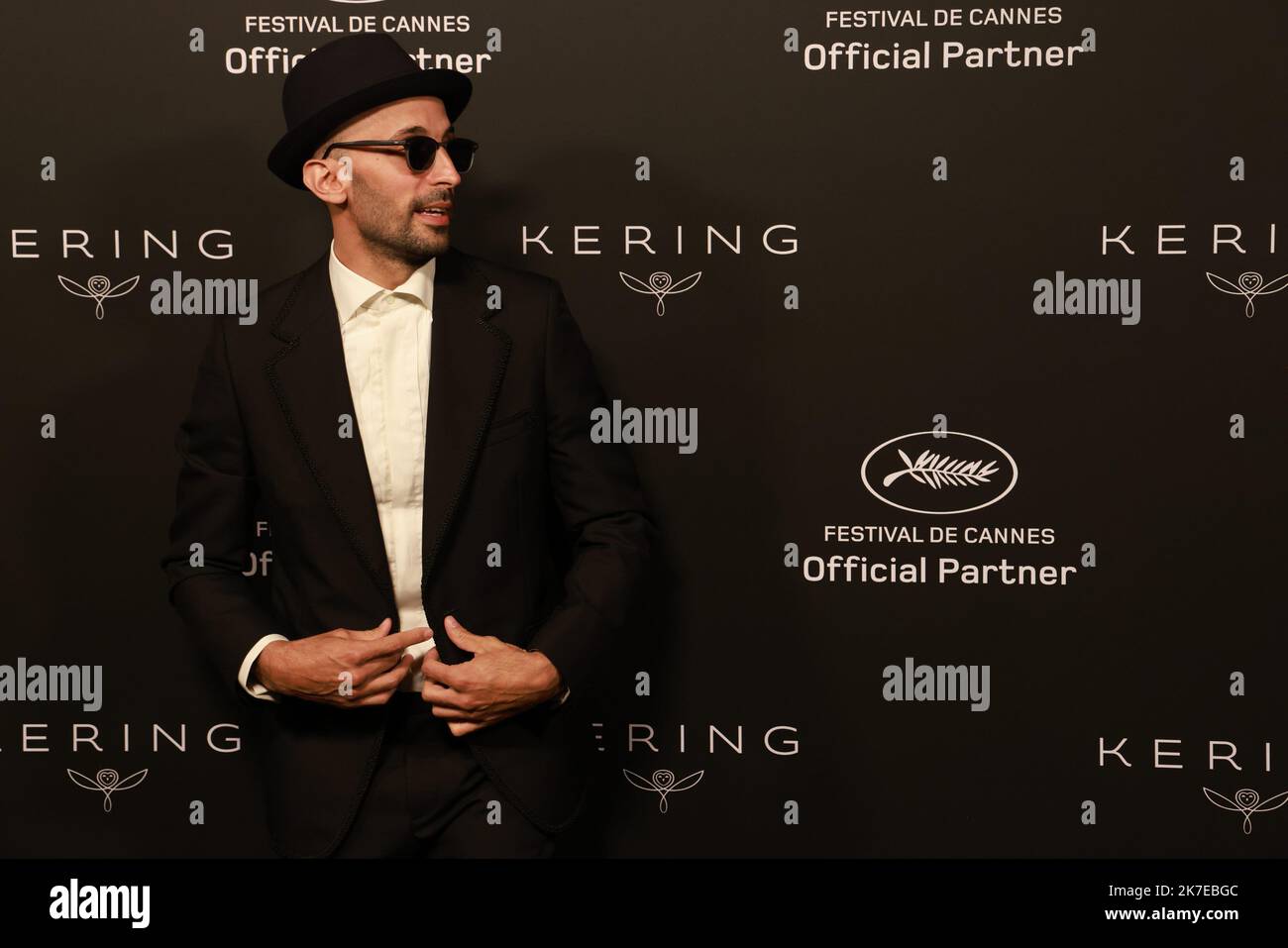 ©Pierre Teyssot/MAXPPP ; Kering Women in Motion Awards - Cannes Film Festival 2021. 74th edizione del Festival International du Film de Cannes sotto l'epidemia di Covid-19 il 11/07/2021 a Cannes, Francia. Arrivo degli ospiti. JR JR. Â© Pierre Teyssot / Maxppp il Festival Internazionale del Cinema di Cannes 74th, in Francia. Foto Stock